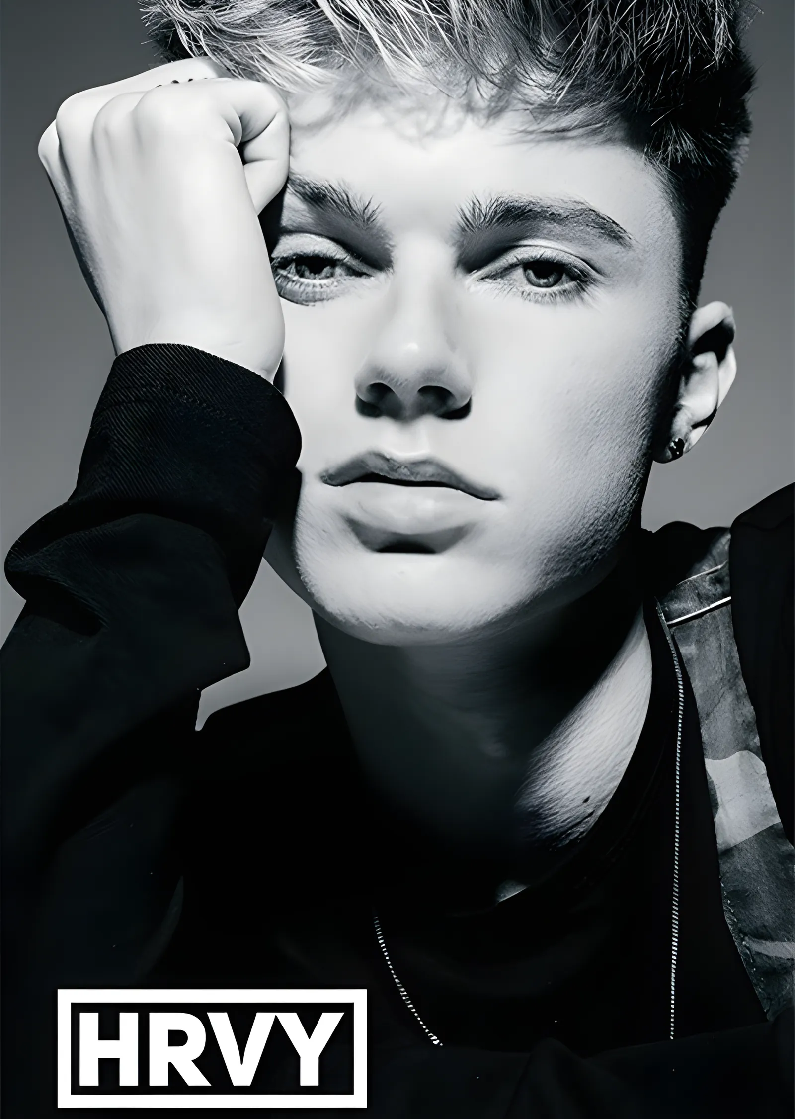 HRVY: Portre metal tablo