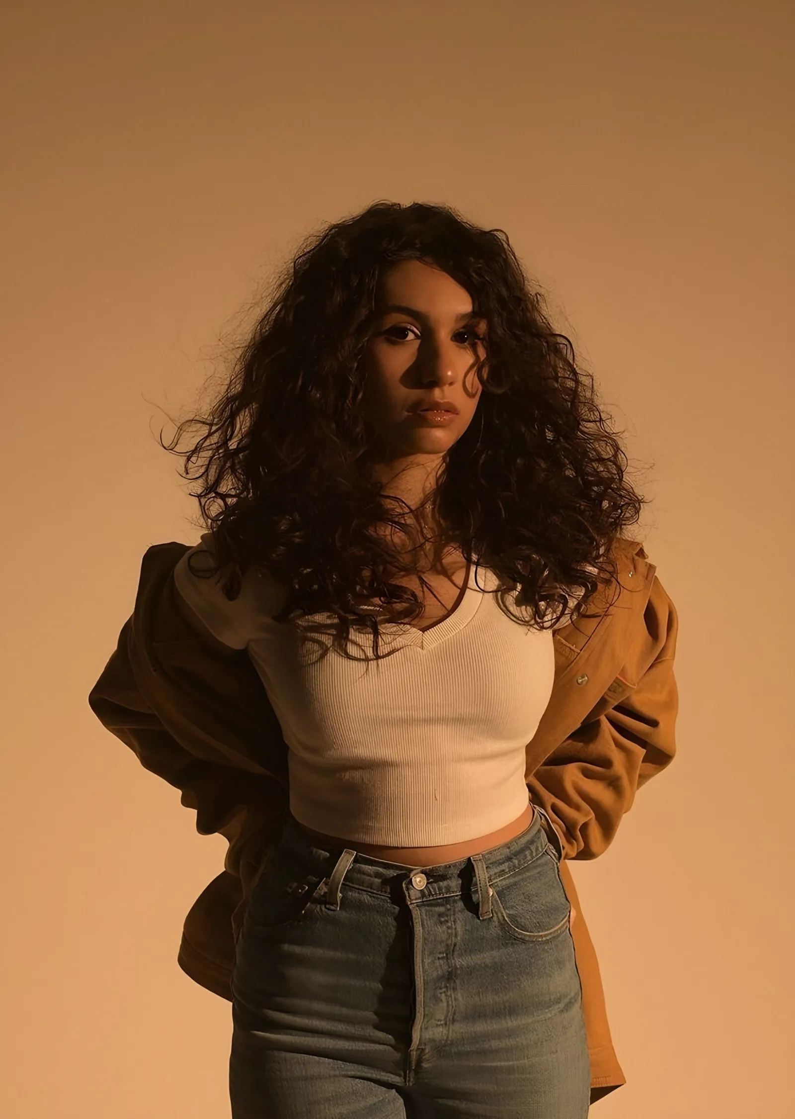 Alessia Cara - Kıvırcık Saç Portresi metal tablo