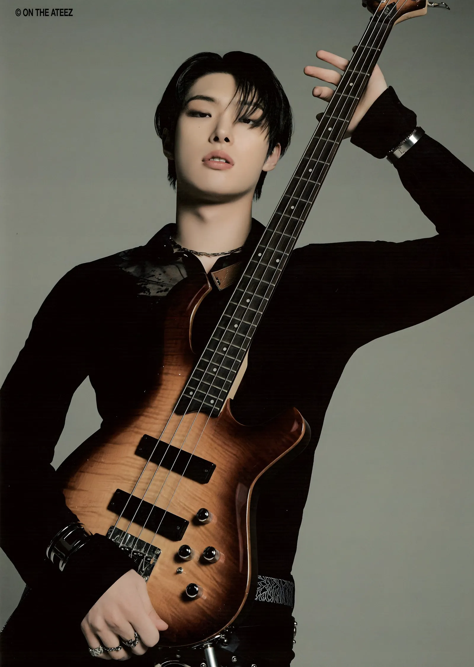 ATEEZ: Bas Gitarla Portre metal tablo