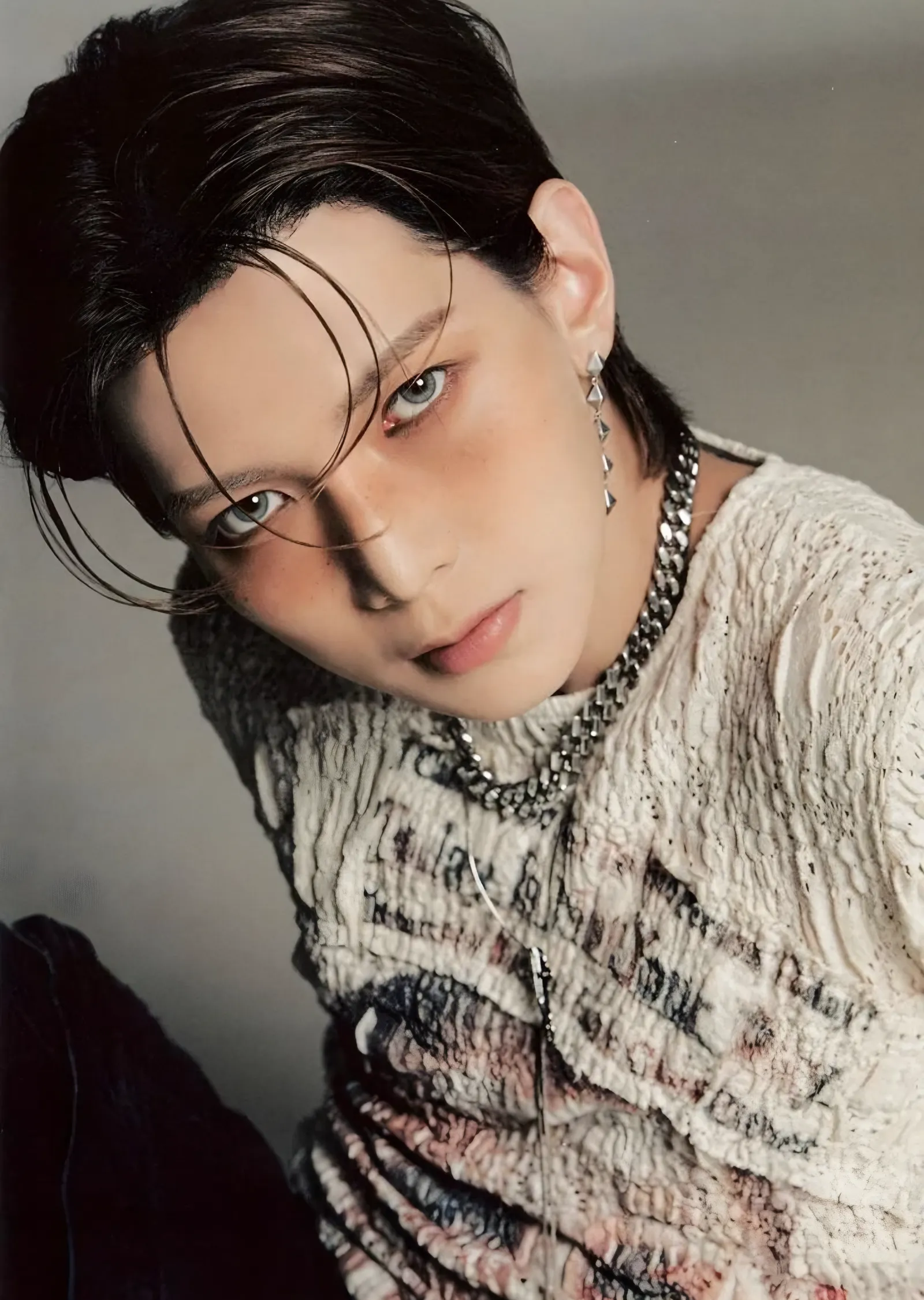 ATEEZ: Beyaz Örgü ve Piercing metal tablo