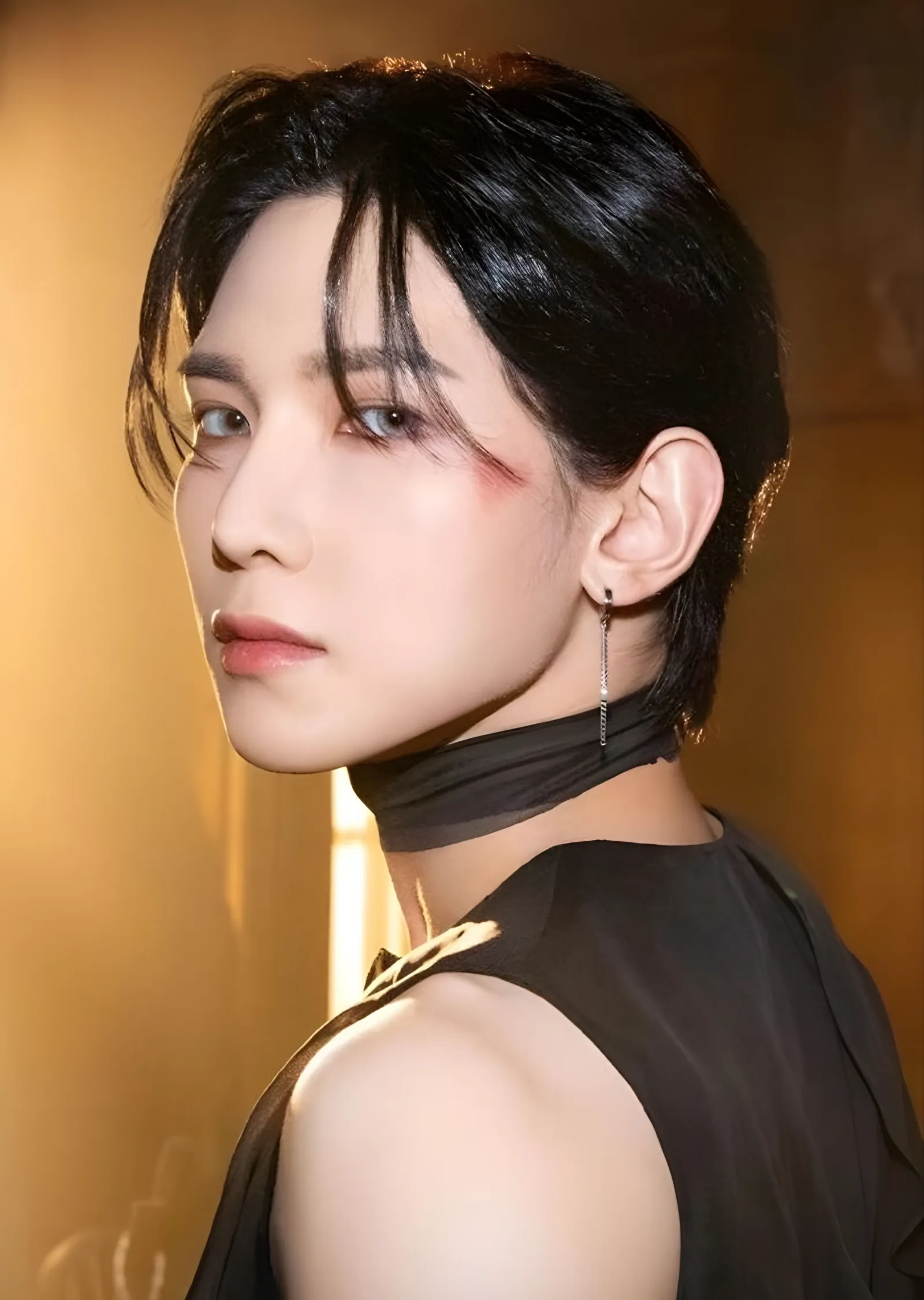 ATEEZ: Siyah Fularlı Portre metal tablo