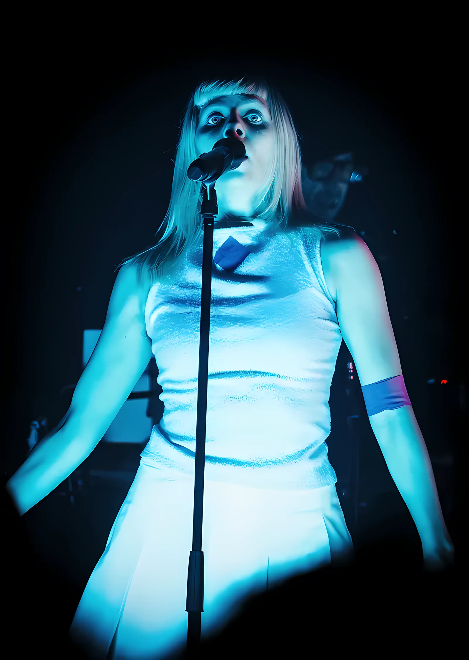 AURORA: Mavi Işıkta Sahne metal tablo