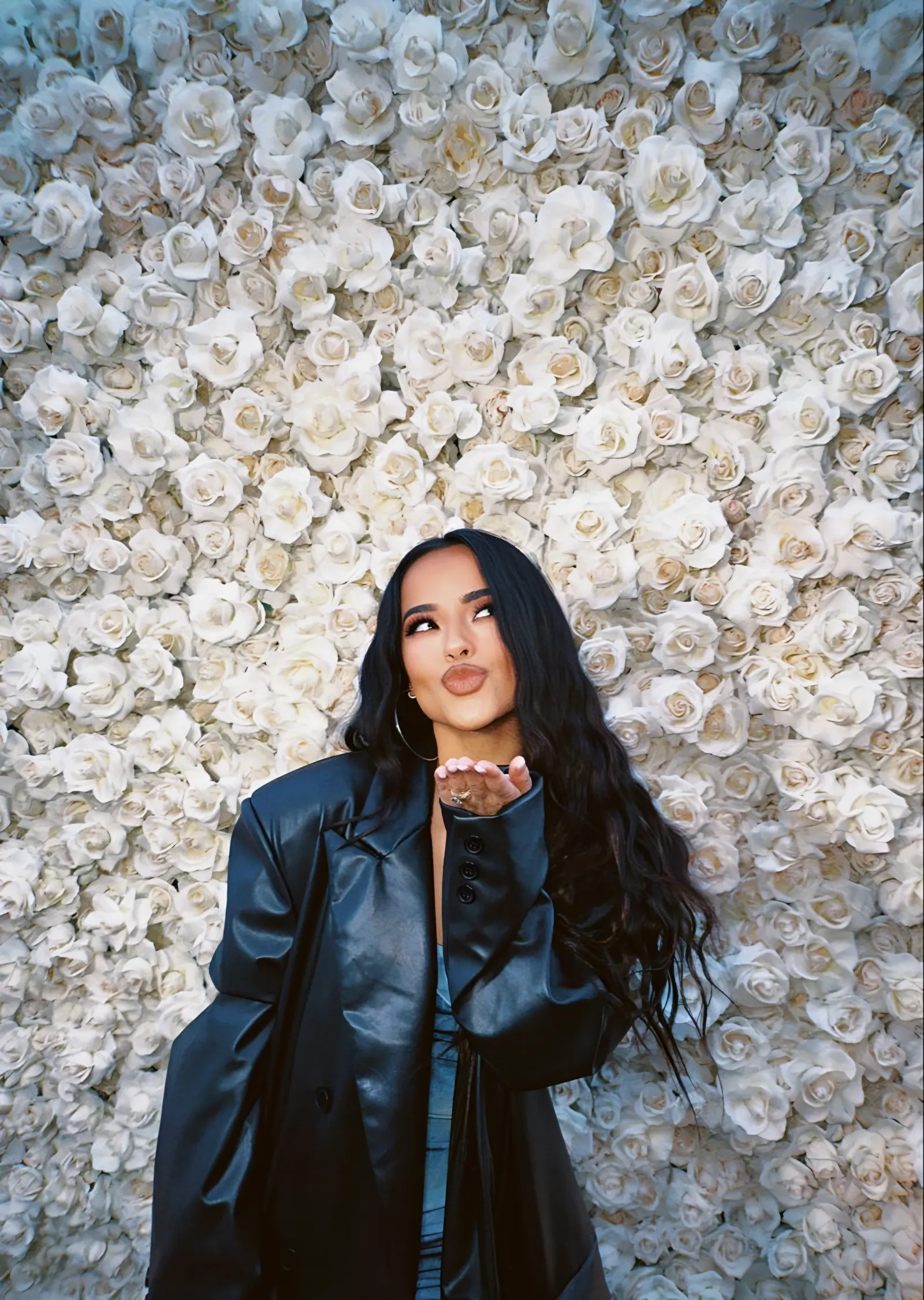 Becky G - Çiçek Duvarı metal tablo