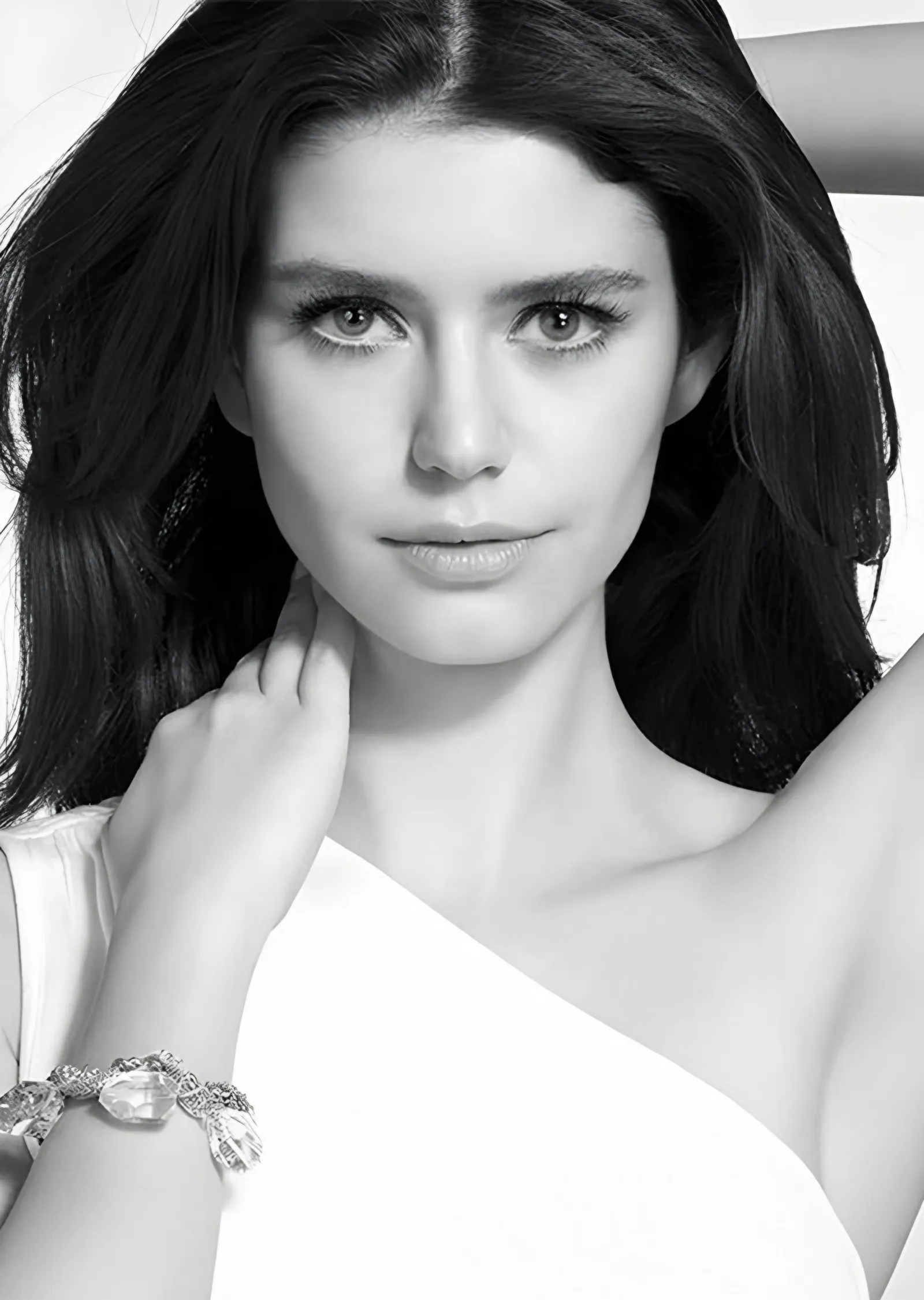 Beren Saat - Siyah Beyaz Portre metal tablo