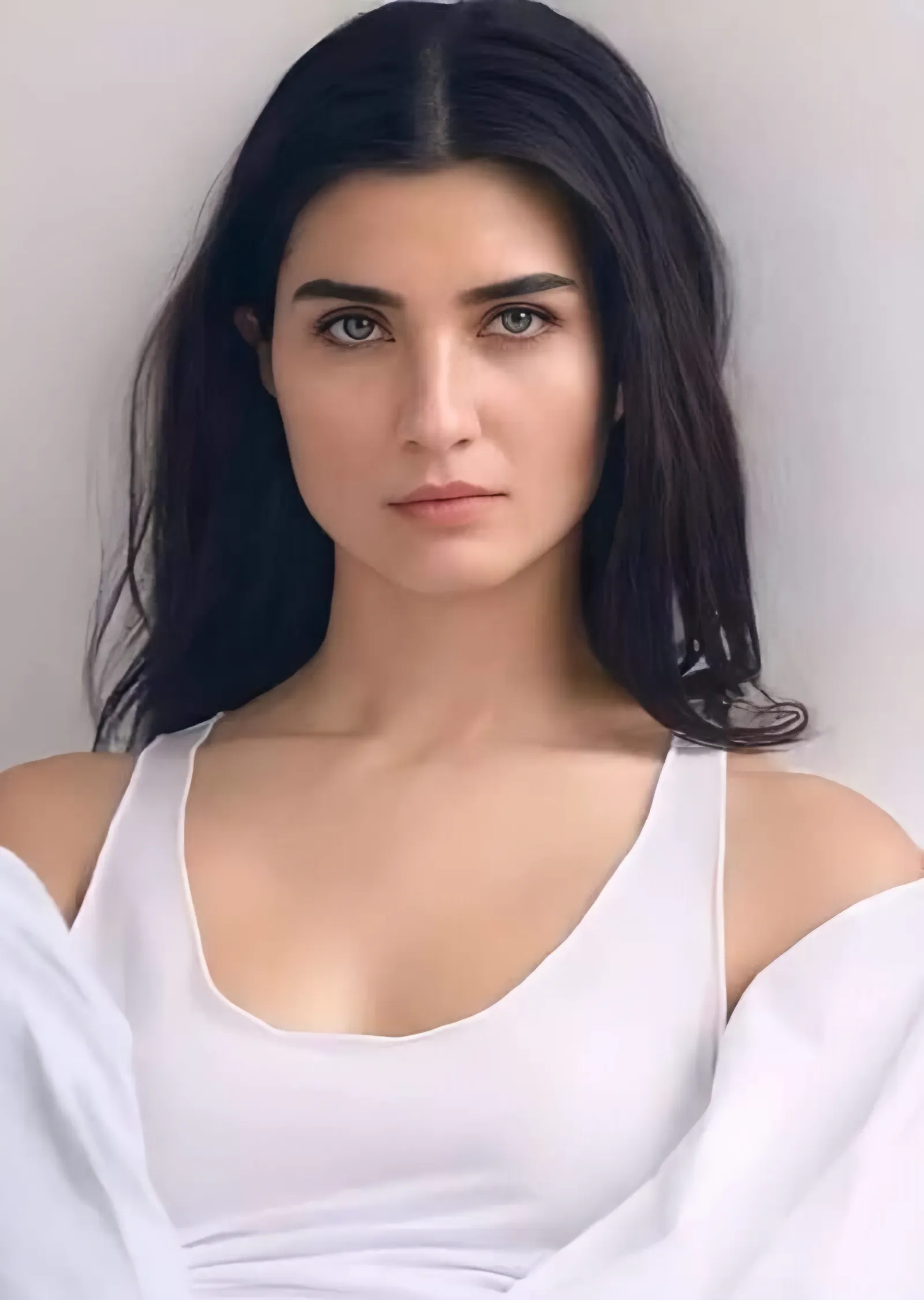 Tuba Büyüküstün - Beyaz Atletli Portre metal tablo