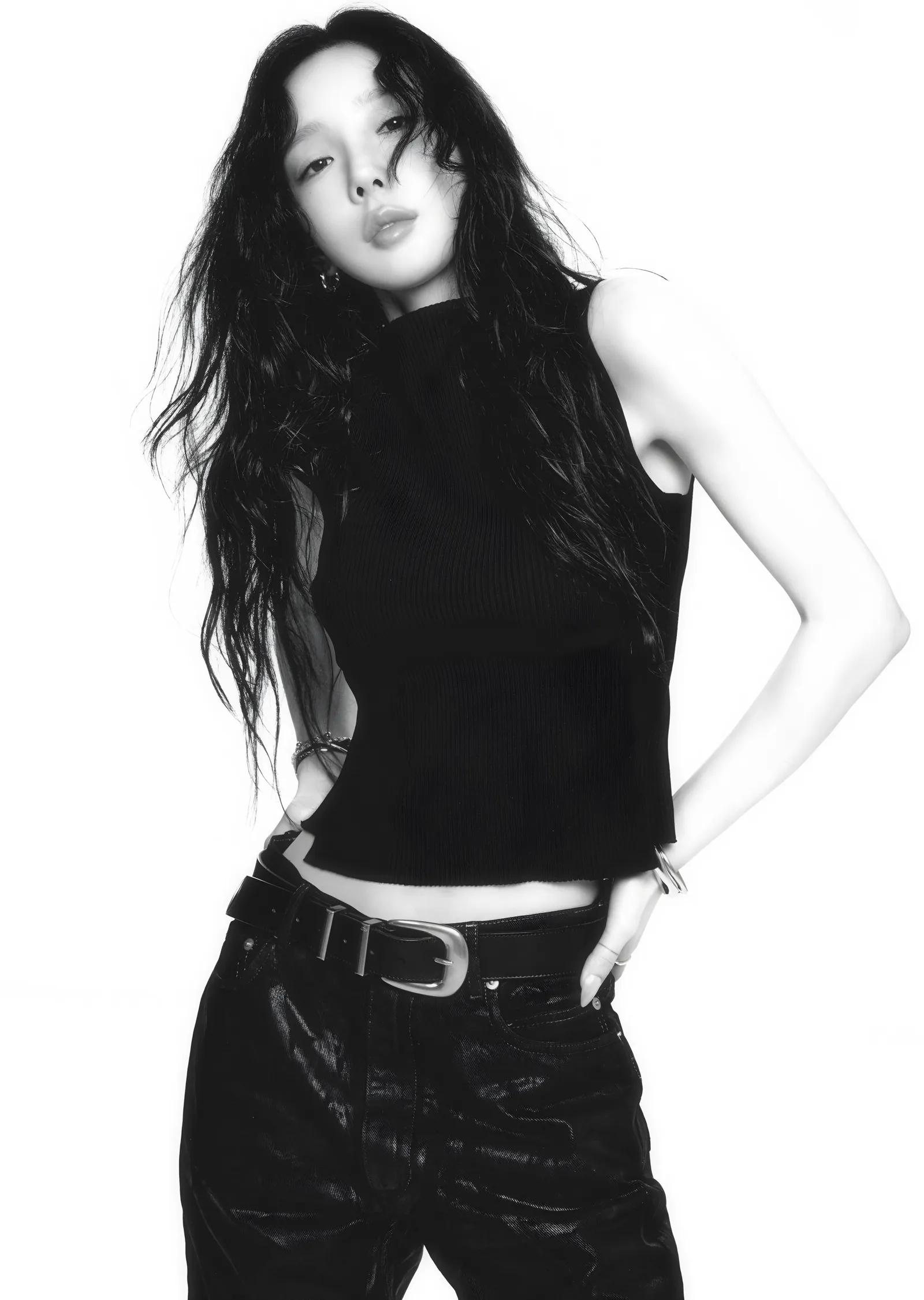 Taeyeon - Siyah Beyaz Moda Duruşu metal tablo