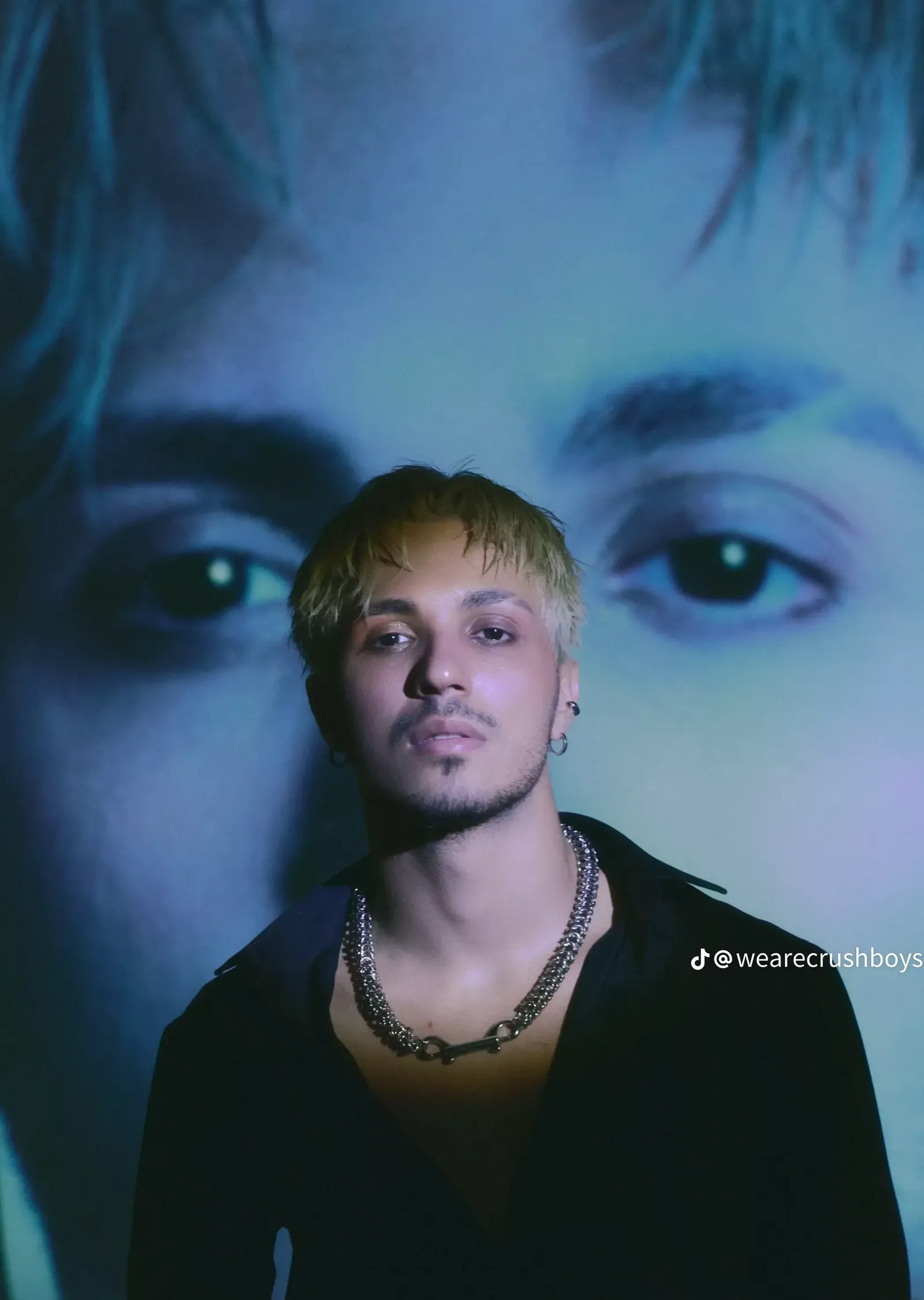 Crush - Sarı Saç metal tablo