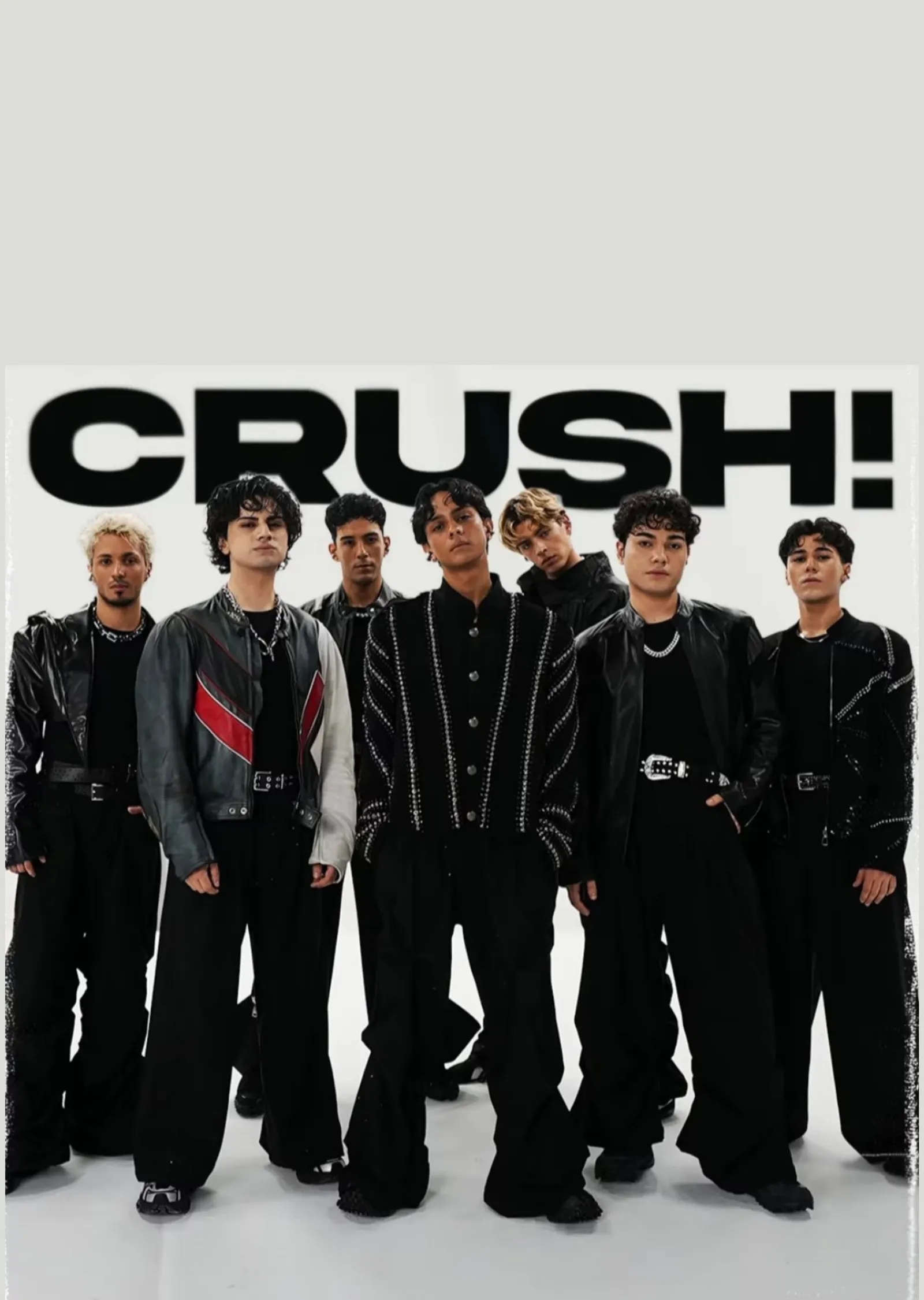 Crush - Siyah Kostüm Grup Karesi metal tablo
