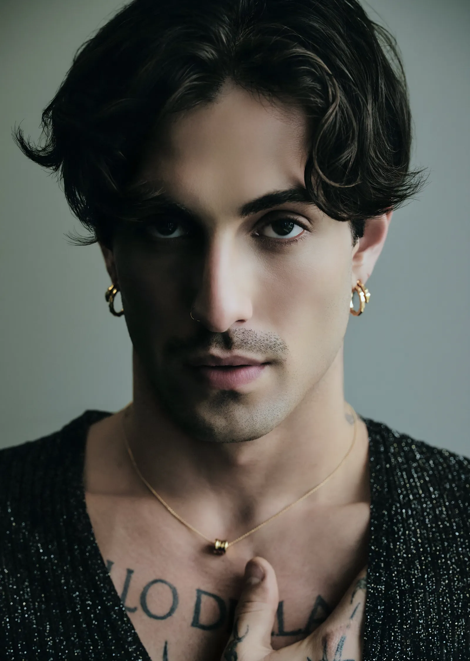 Damiano David: Kolyeli Yakın Portre metal tablo
