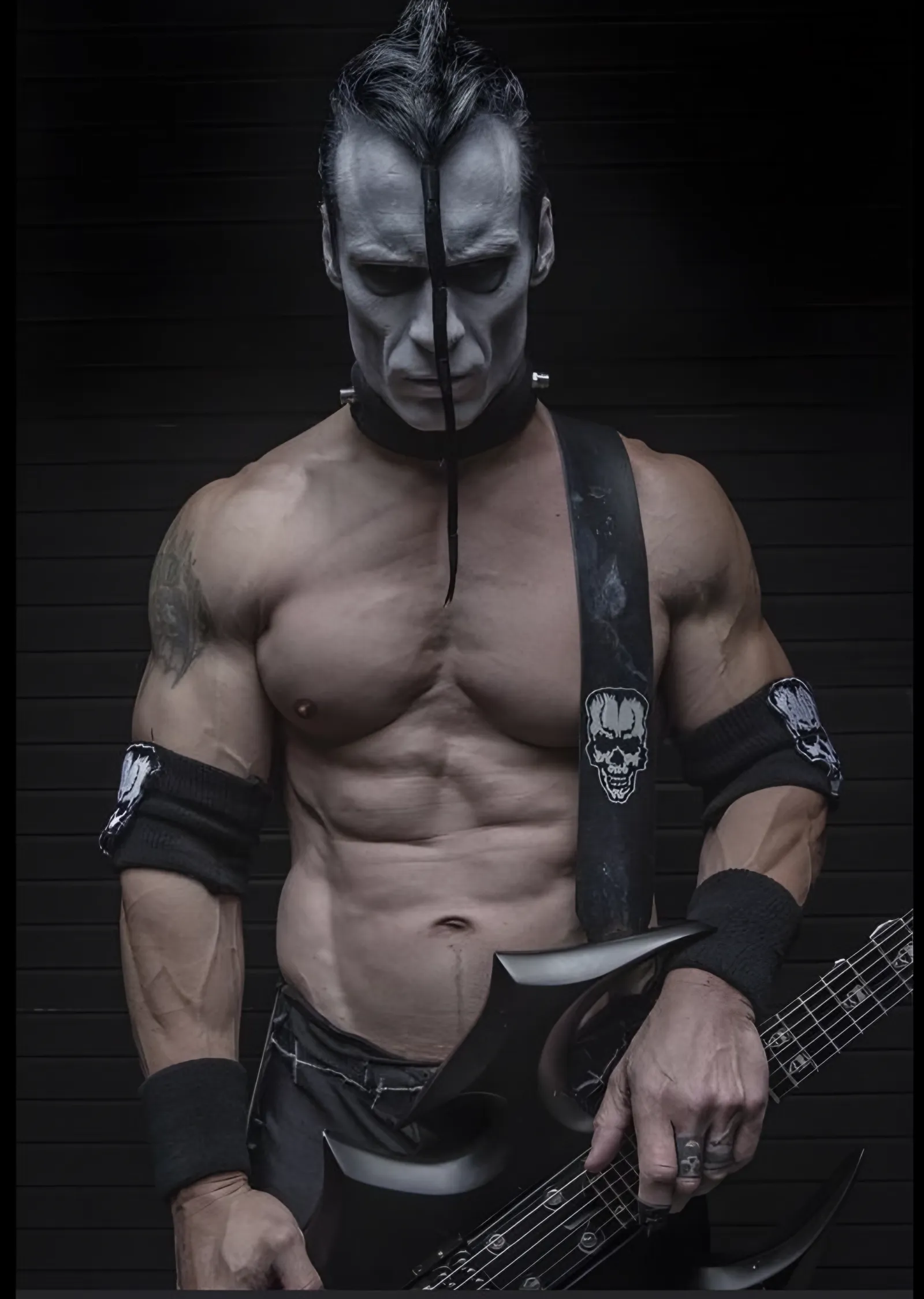 Karanlıkta Yüzü Boyalı Bas Gitar Duruşu metal tablo