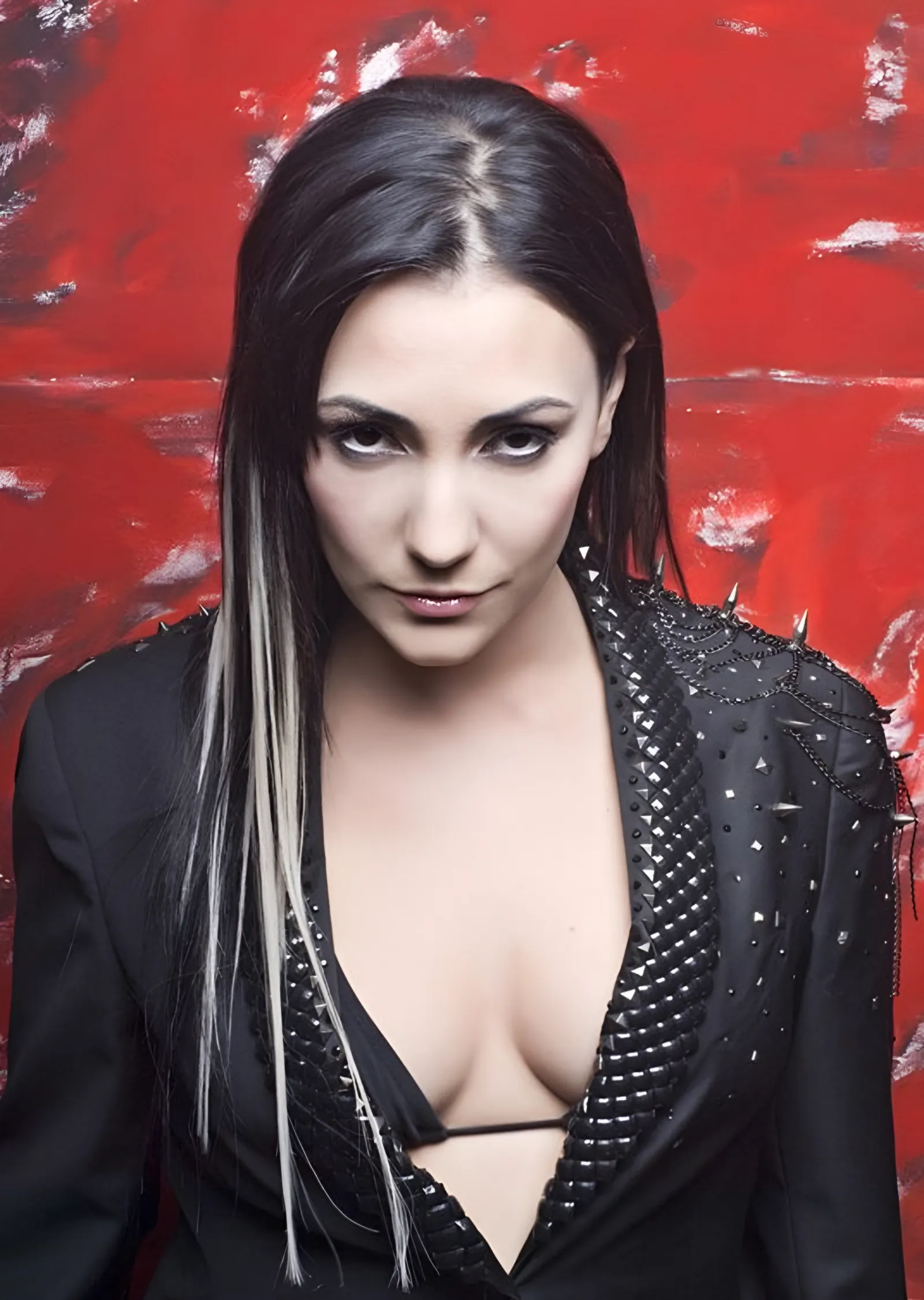 Özlem Tekin - Kırmızı Duvarda Portre metal tablo