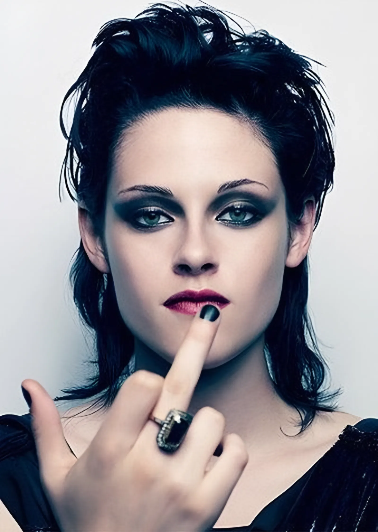 Kristen Stewart - Koyu Makyajlı Portre metal tablo
