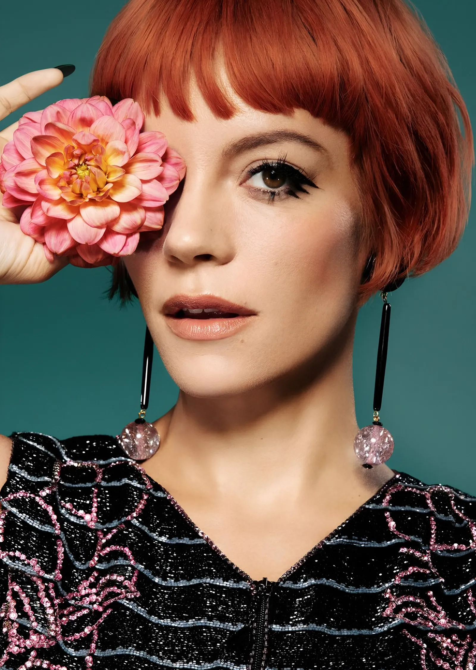Lily Allen - Çiçekli Portre metal tablo