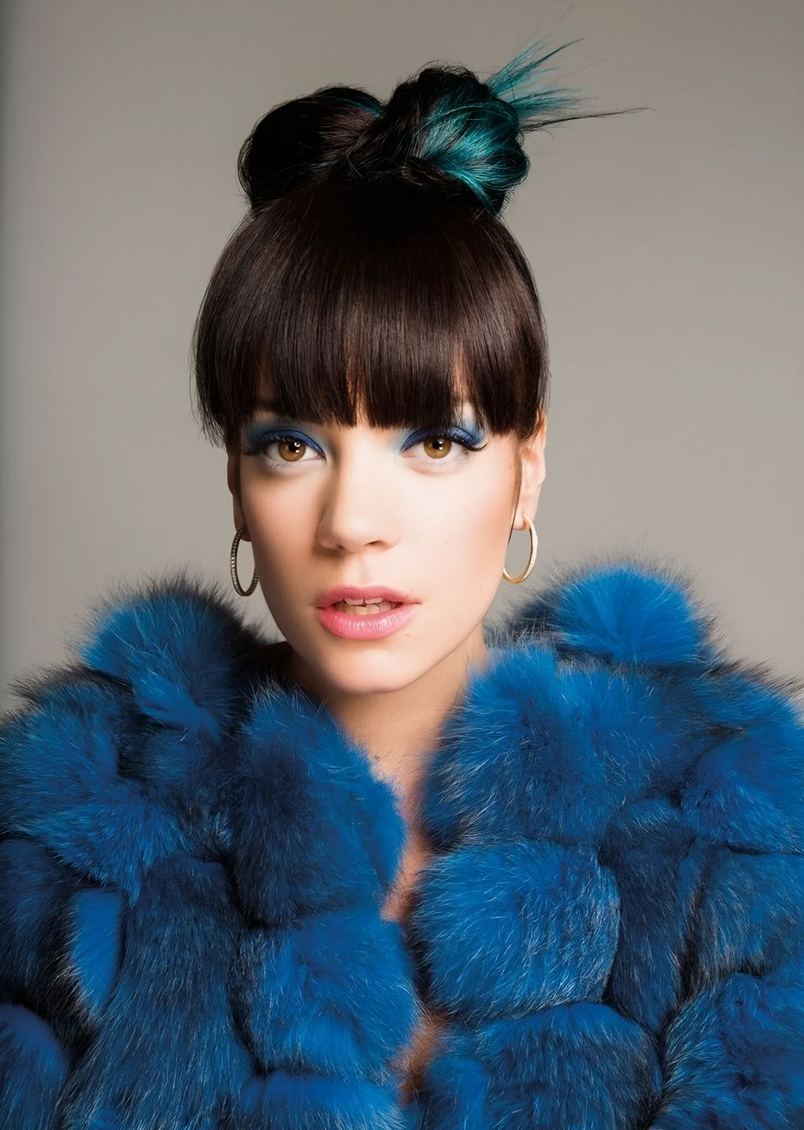 Lily Allen - Mavi Kürk Portresi metal tablo