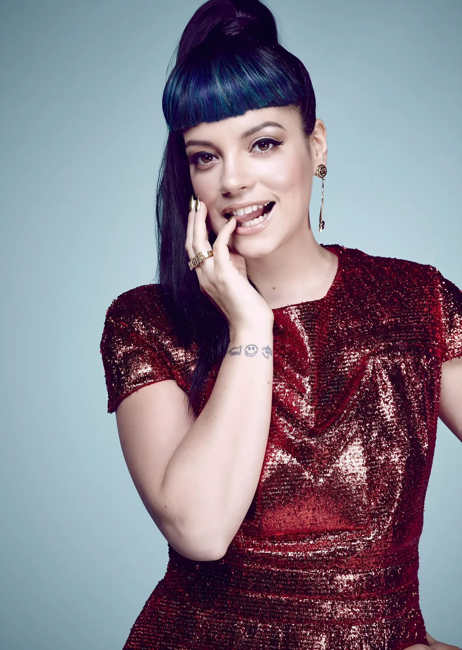 Lily Allen - Mavi Saç ve Kırmızı Elbise metal tablo