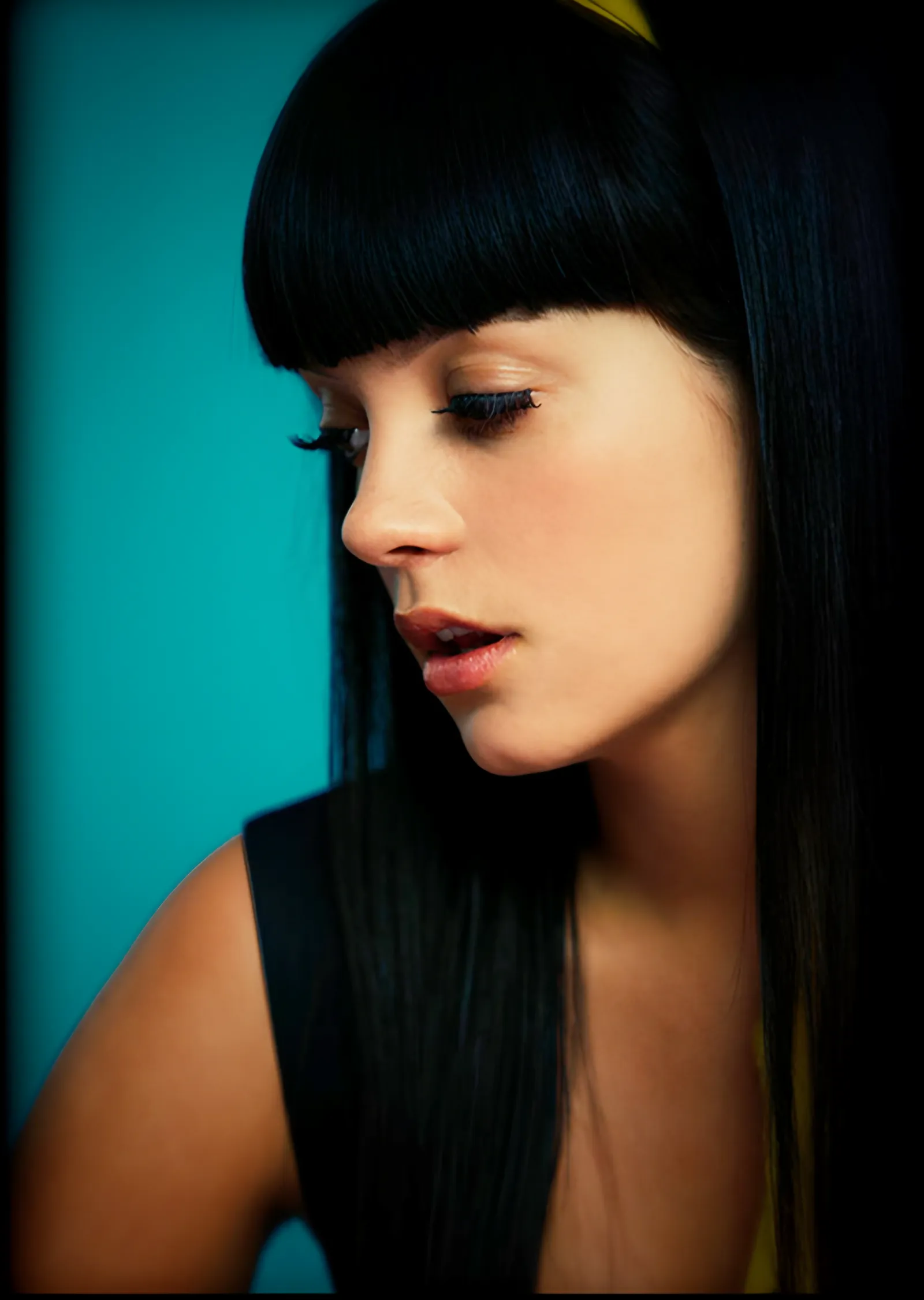 Lily Allen - Turkuaz Işıkta Profil metal tablo