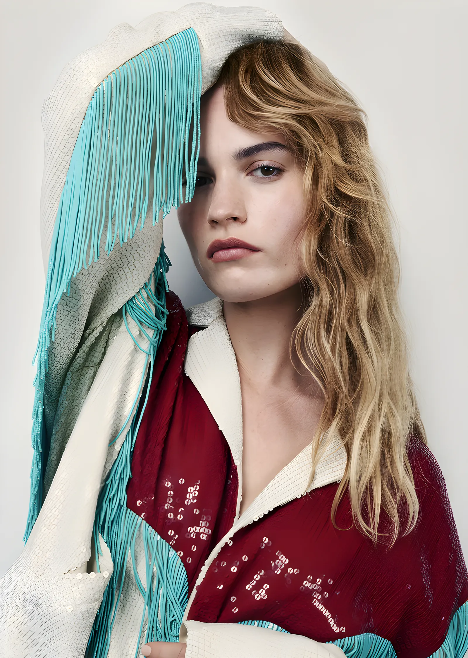 Lily James - Püsküllü Ceket metal tablo