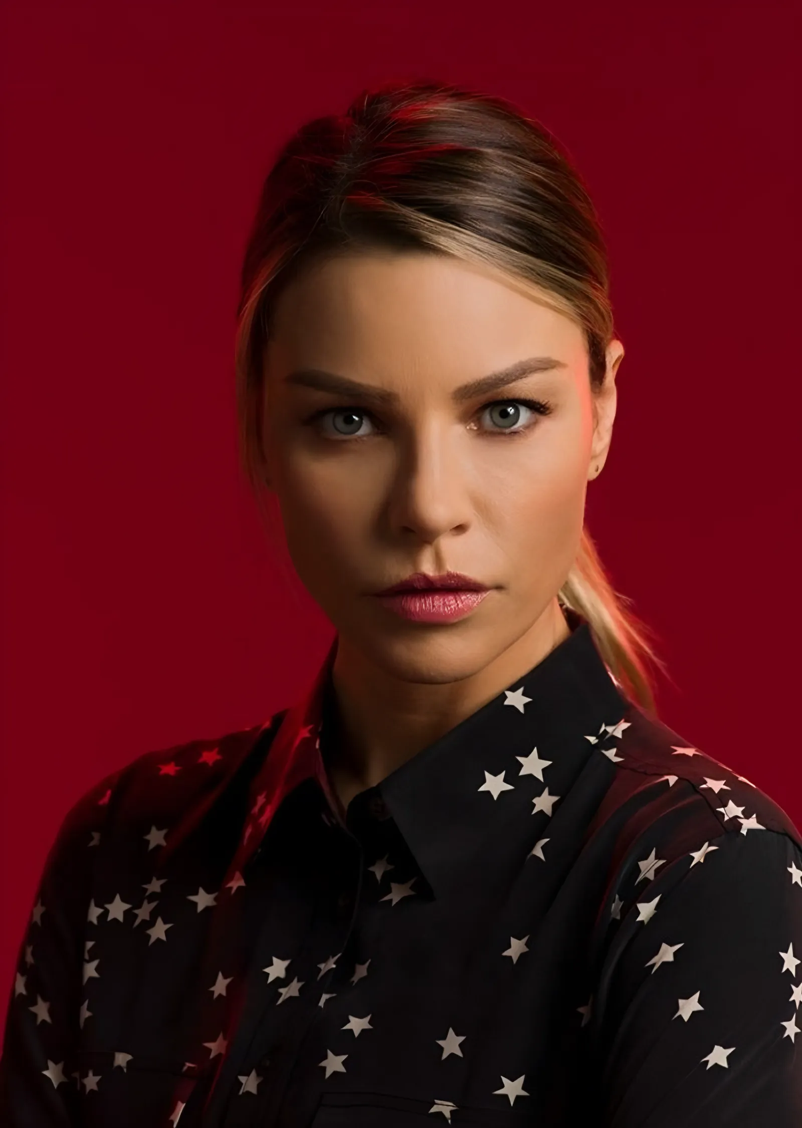 Lucifer: Kırmızı Zeminde Chloe Decker metal tablo