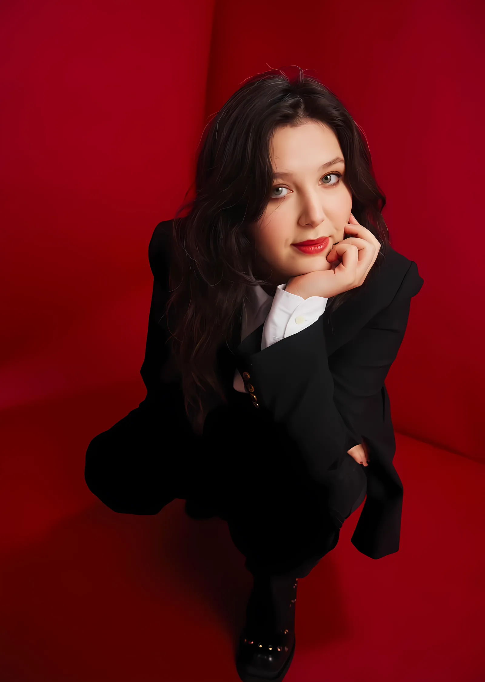 Lucy Dacus - Kırmızı Zeminde Portre metal tablo
