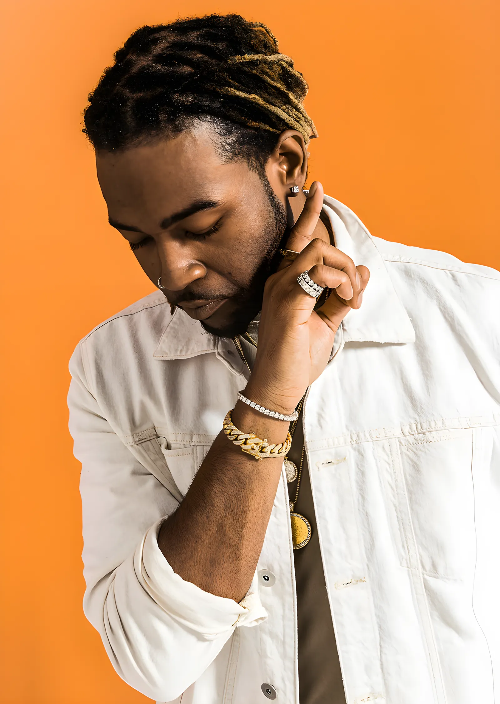 PARTYNEXTDOOR - Turuncu Zeminde Beyaz Ceket metal tablo