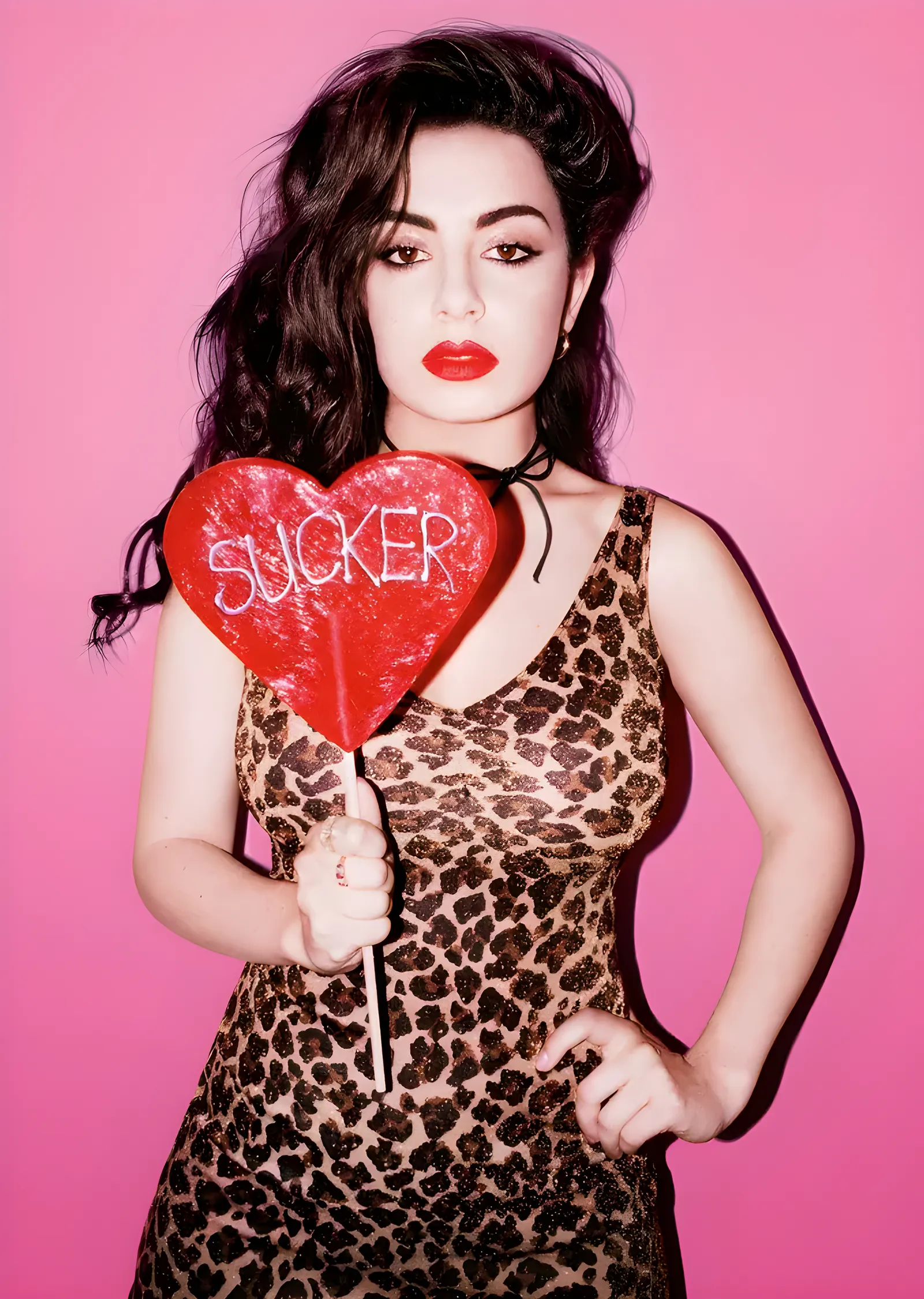 Charli XCX - Kalp Lolipoplu Portre metal tablo