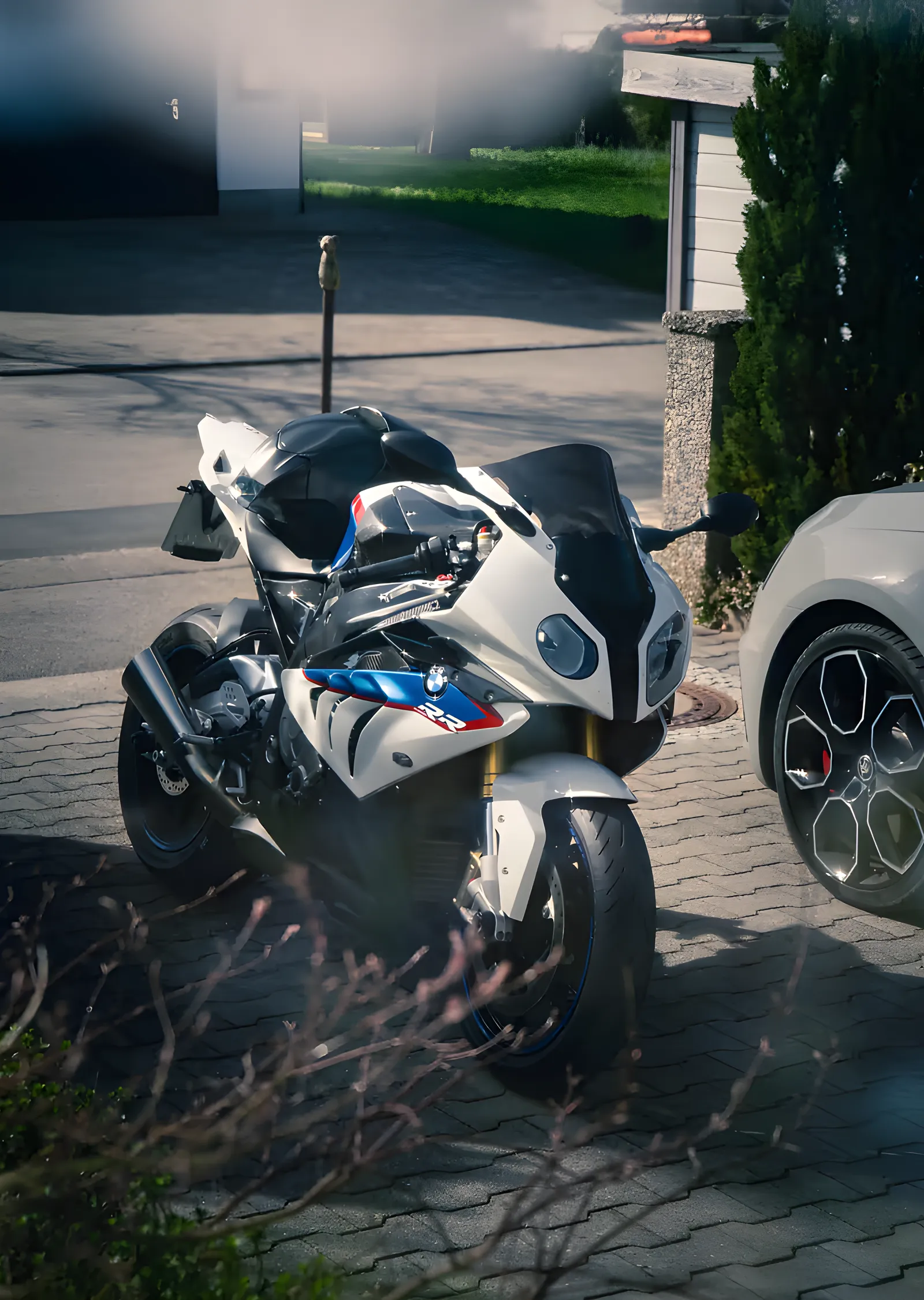 BMW S1000RR - Bahçe Duvarında Park metal tablo