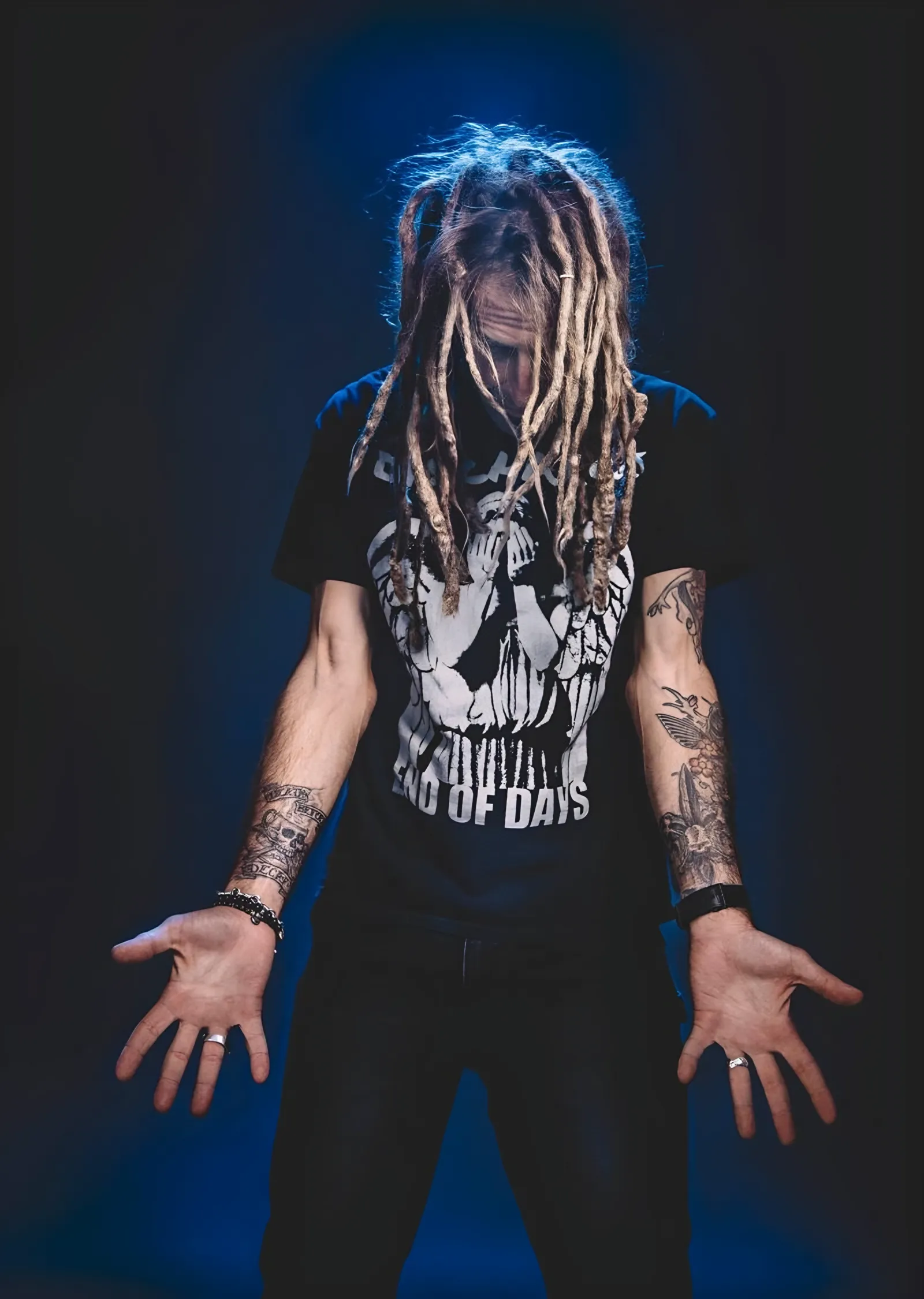 Mavi Işıkta Dreadlockli Sahne Duruşu metal tablo