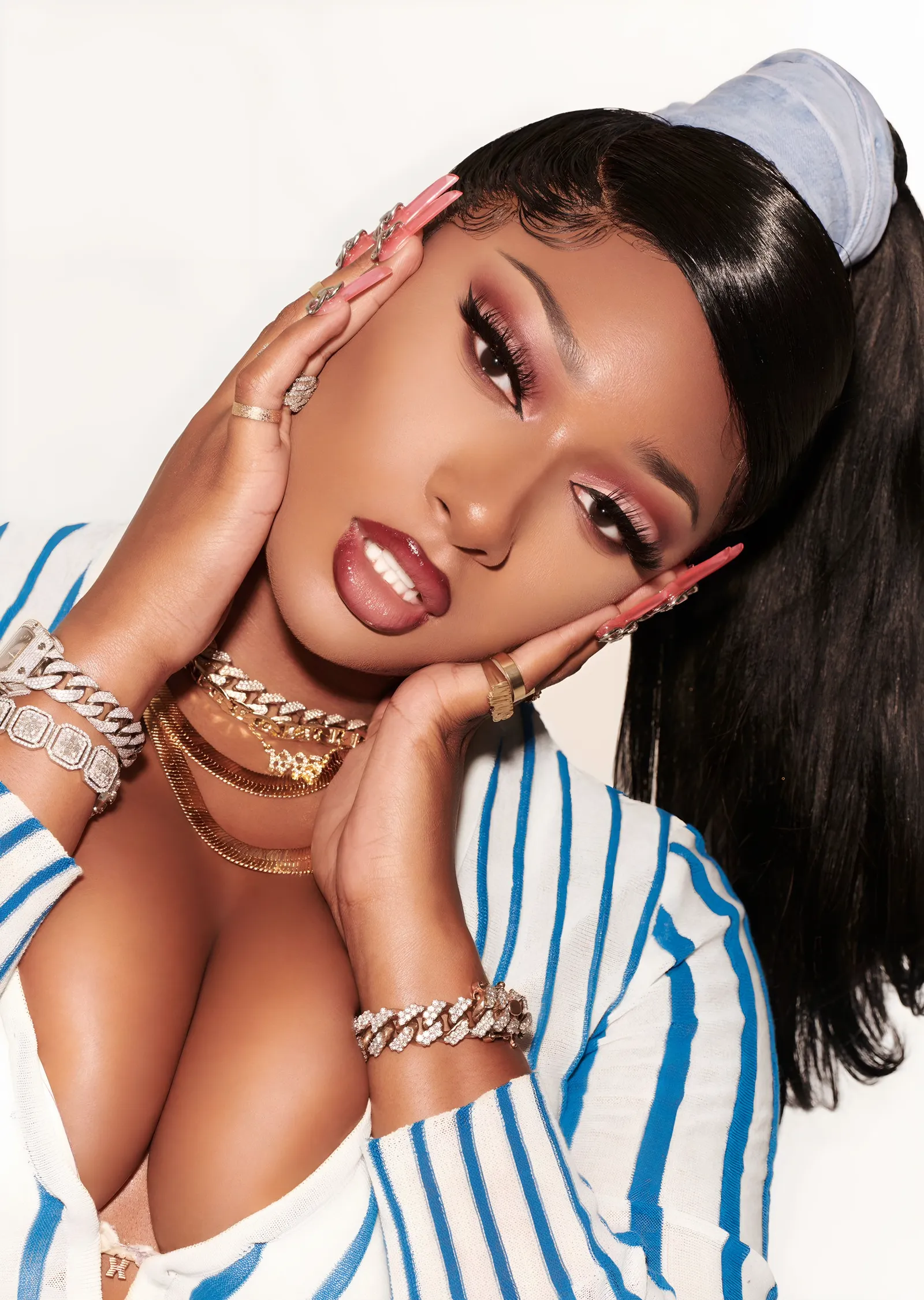 Megan Thee Stallion - Çizgili Gömlekli Portre metal tablo