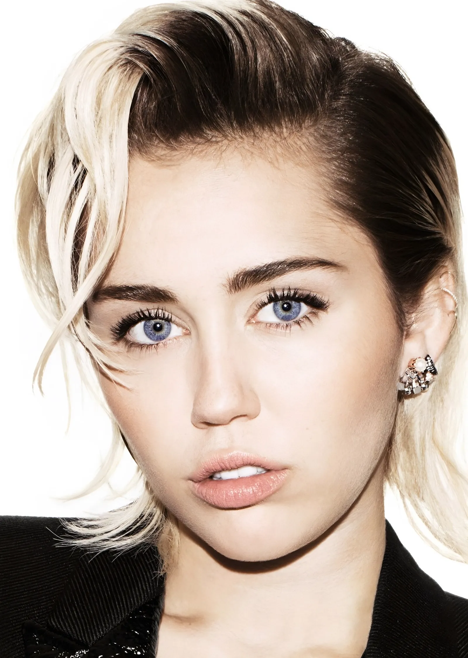Miley Cyrus: Beyaz Zeminde Sarı Saç metal tablo