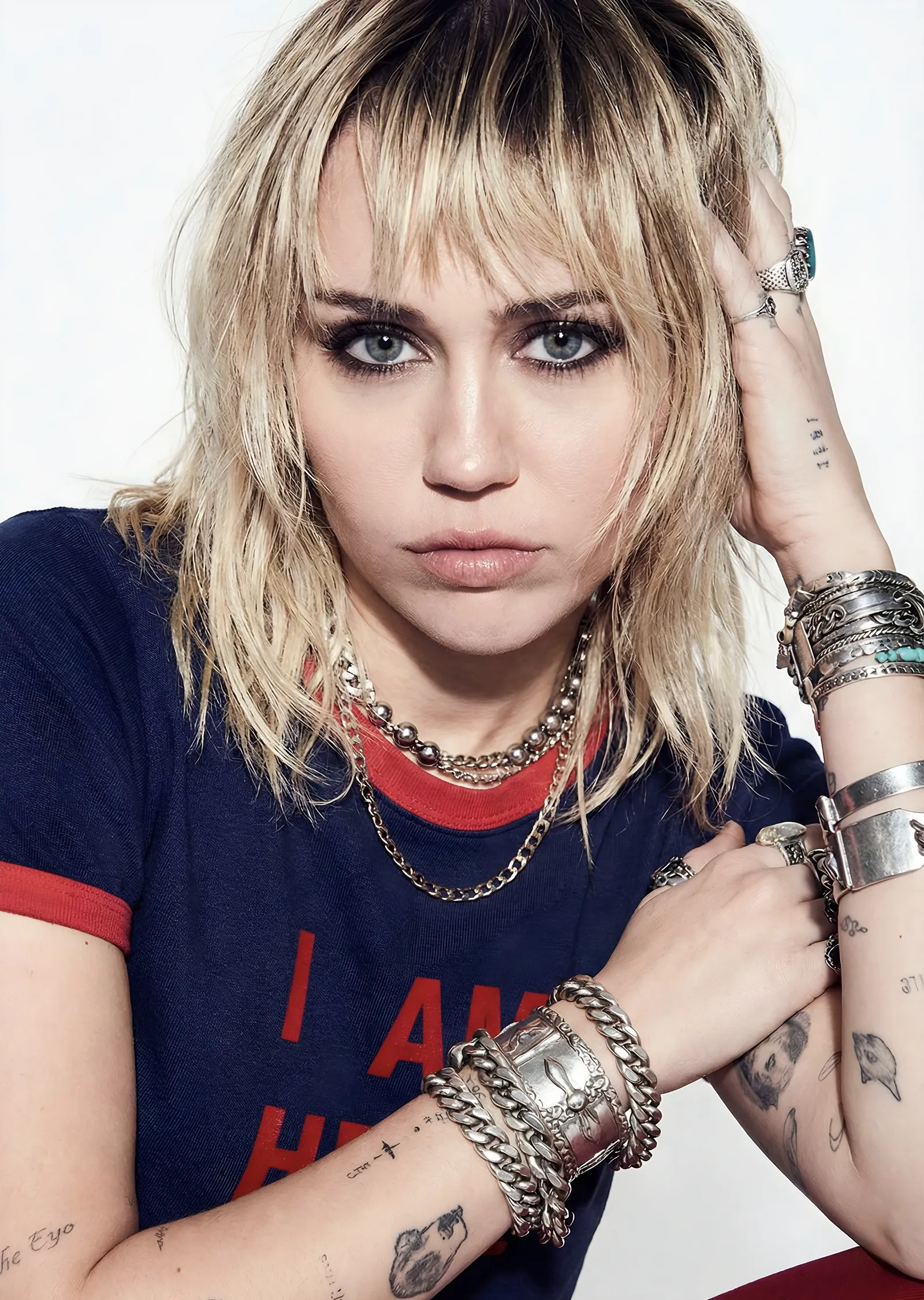 Miley Cyrus: Bileklikli Portre metal tablo