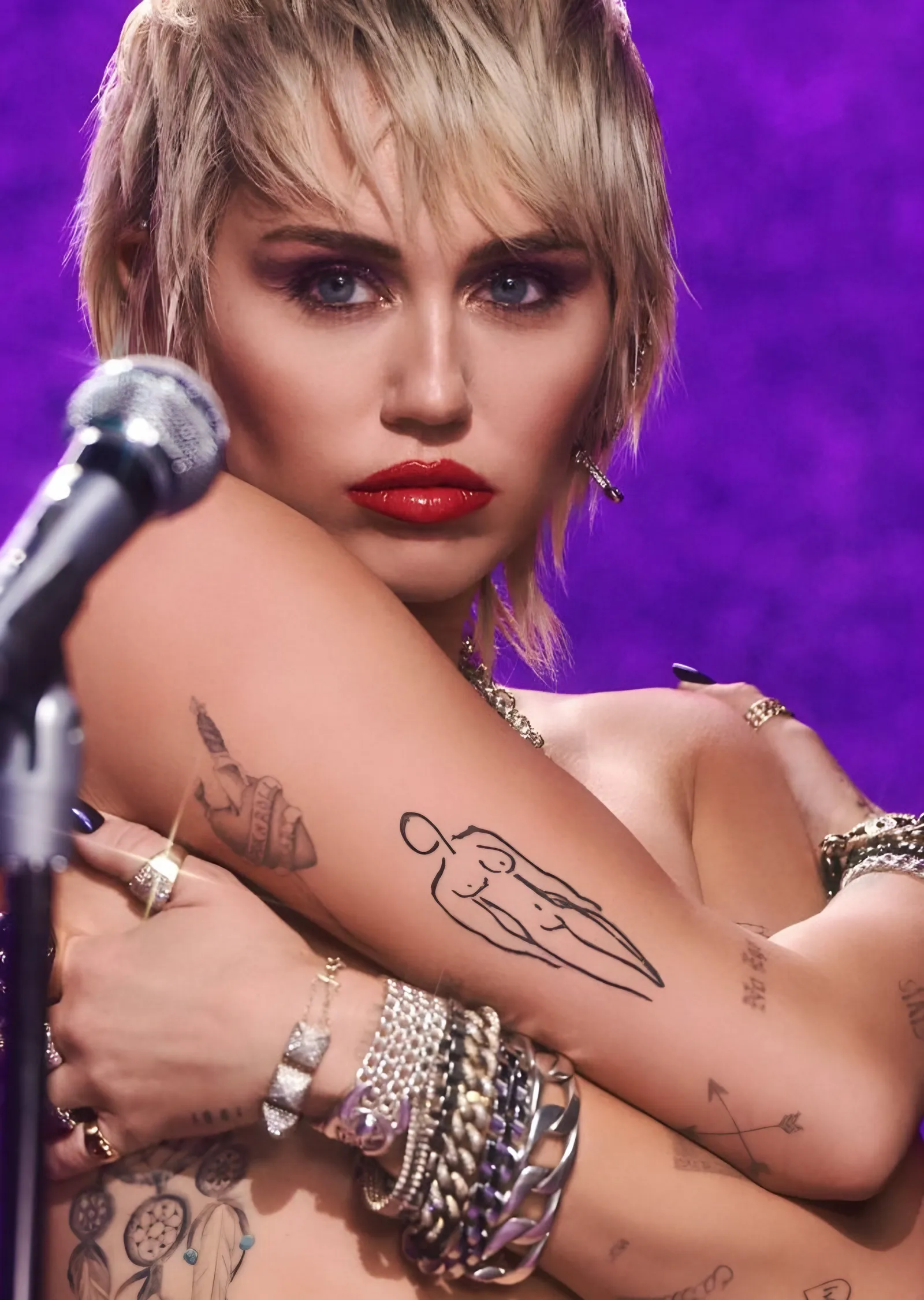 Miley Cyrus: Mor Zeminde Mikrofon metal tablo