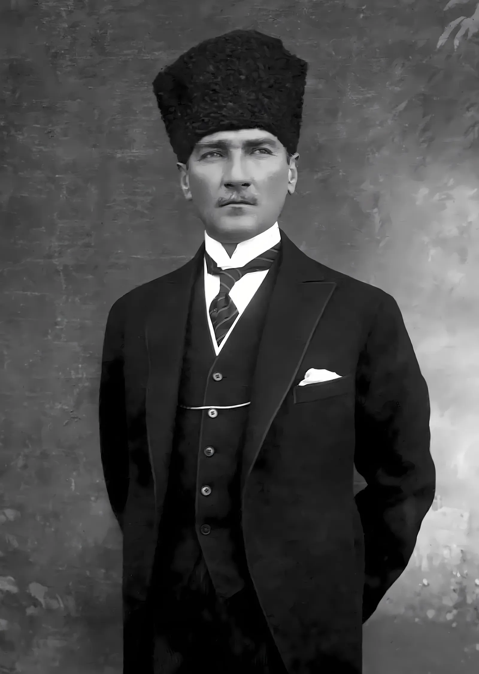 Siyah Üstlük ve Kalpaklı Atatürk Portresi metal tablo
