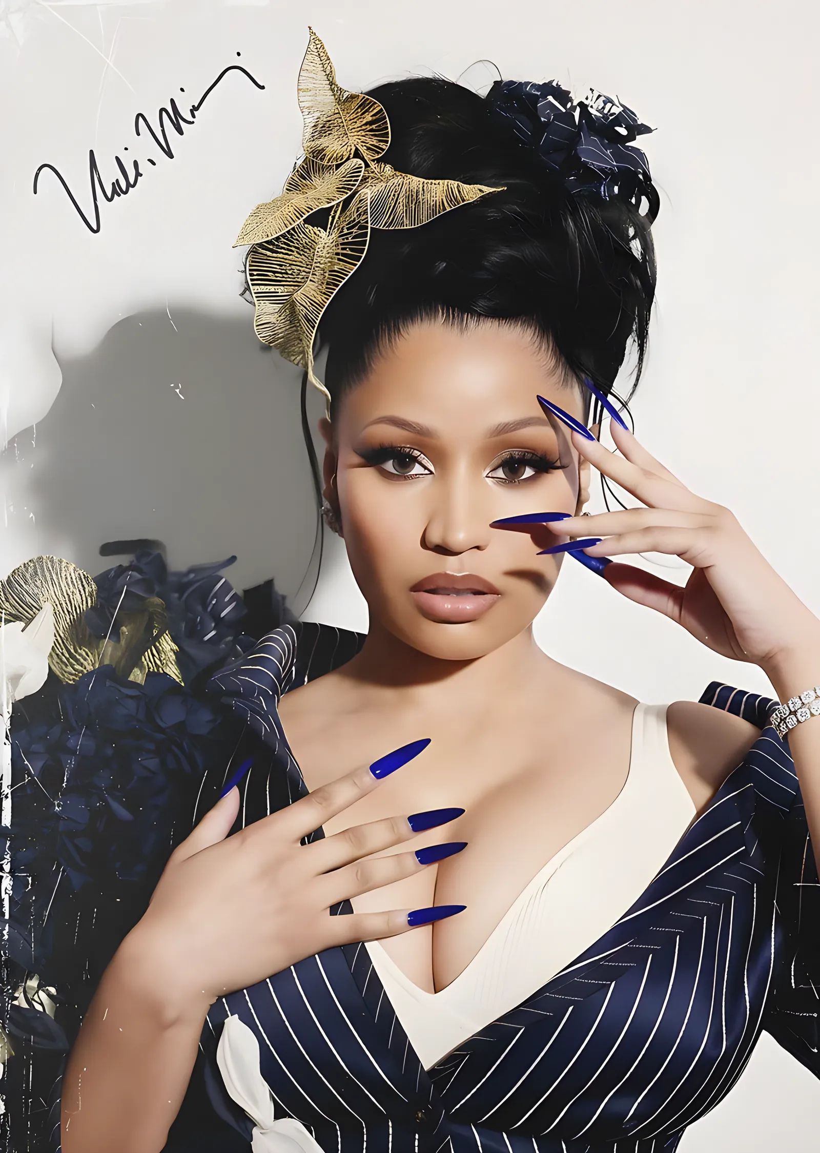 Nicki Minaj: Mavi Tırnaklar ve Altın Toka metal tablo