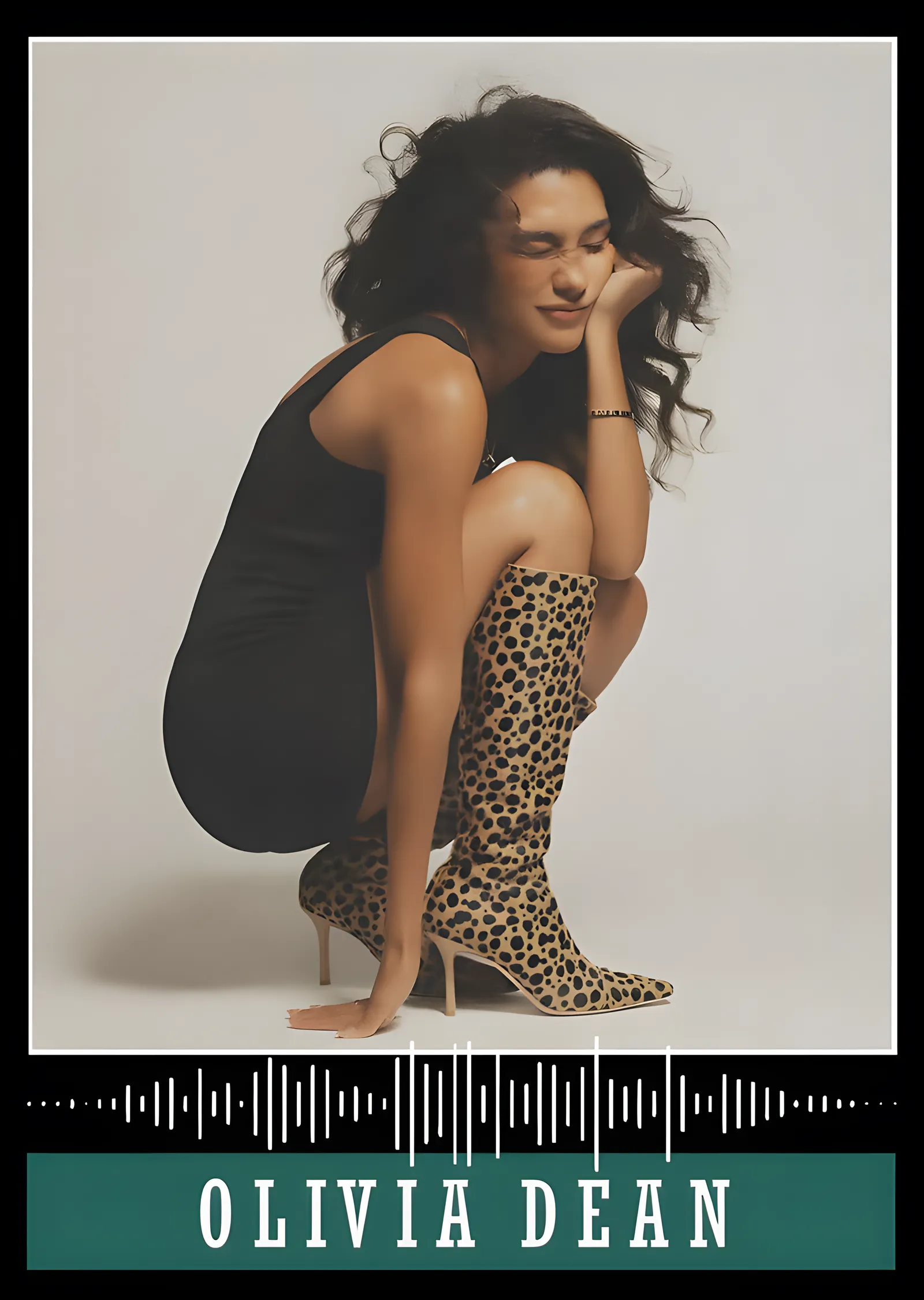 Olivia Dean - Leopar Çizmeler metal tablo