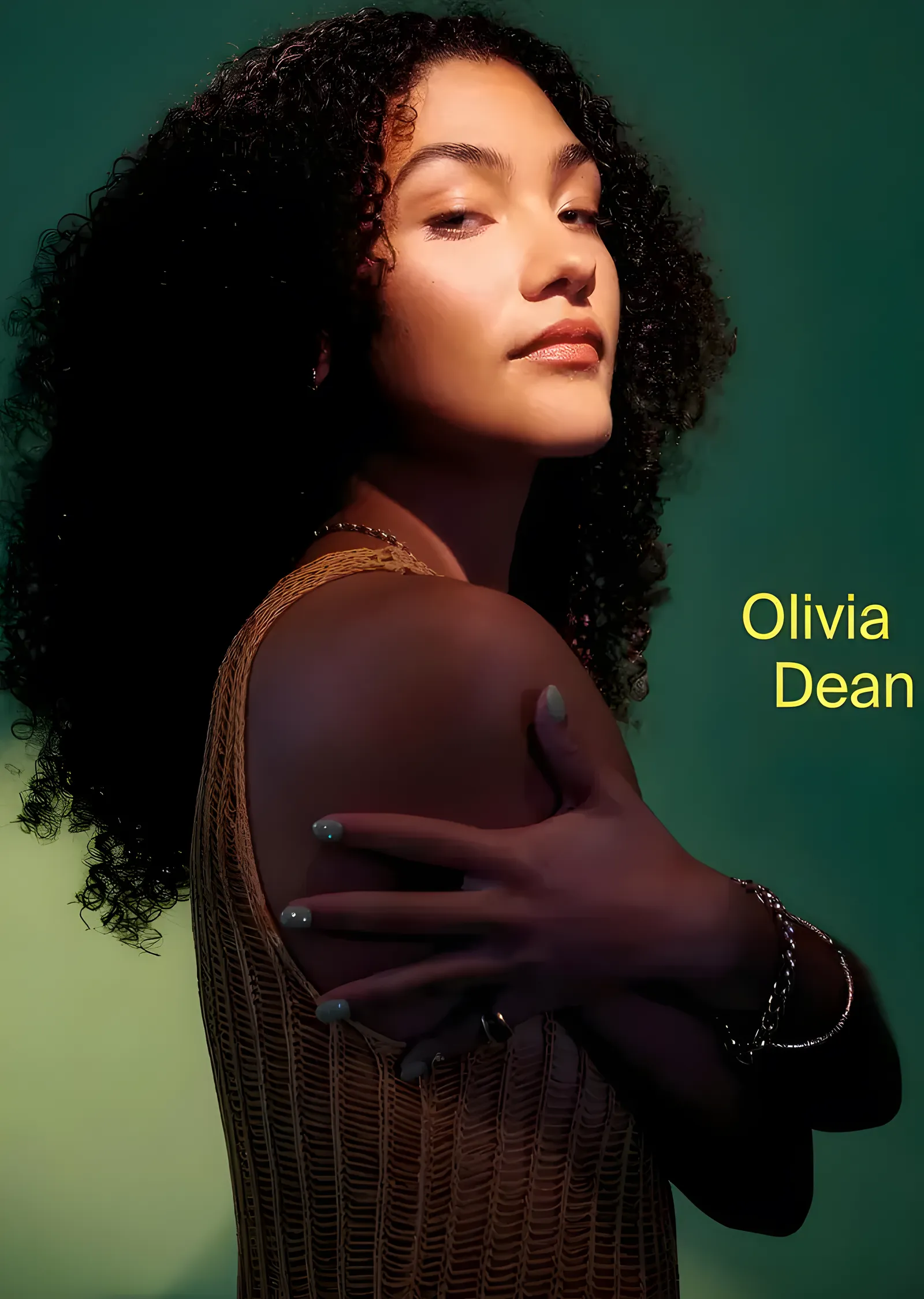 Olivia Dean - Yeşil Zemin metal tablo