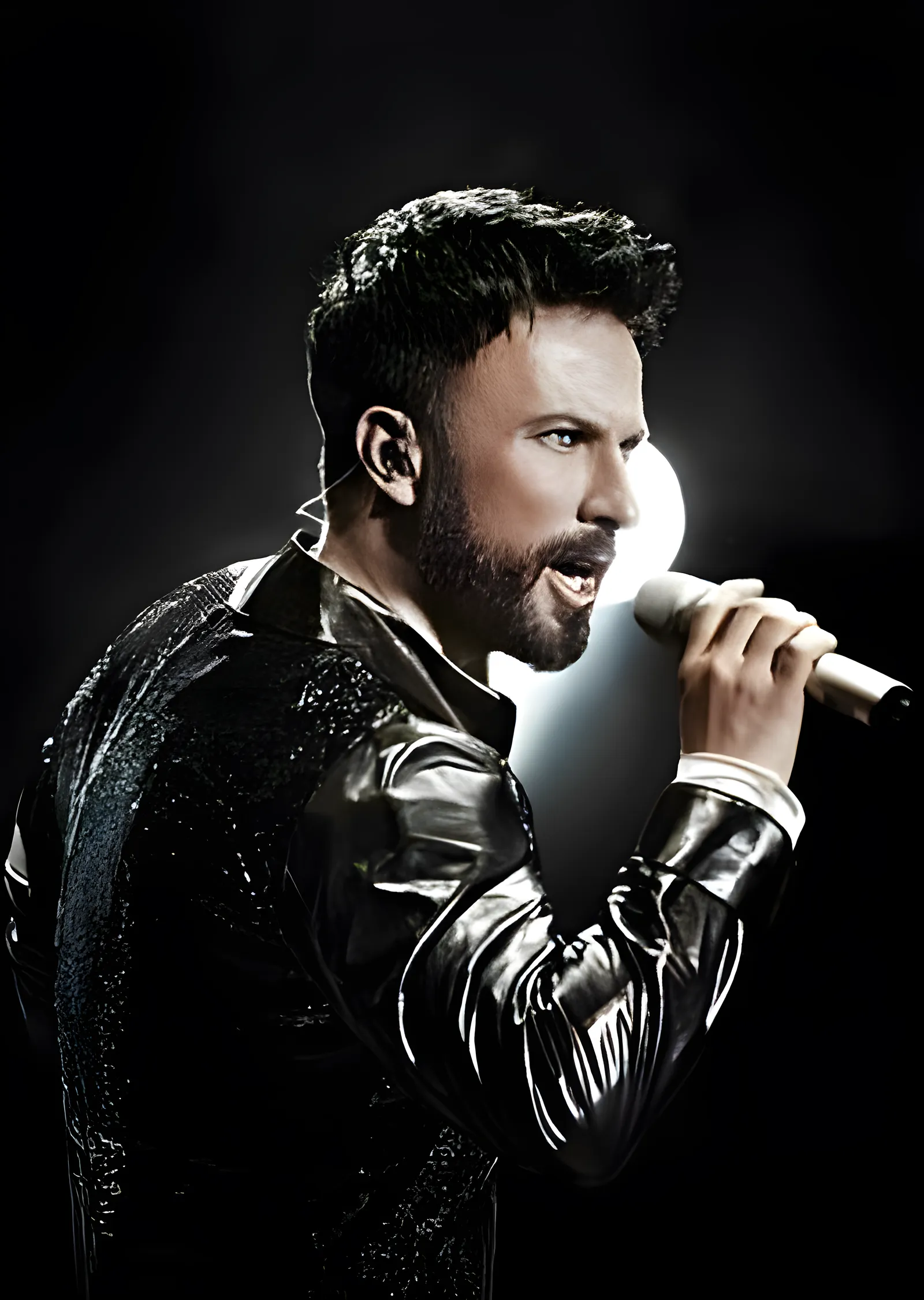 Tarkan Sahnede Mikrofonla metal tablo