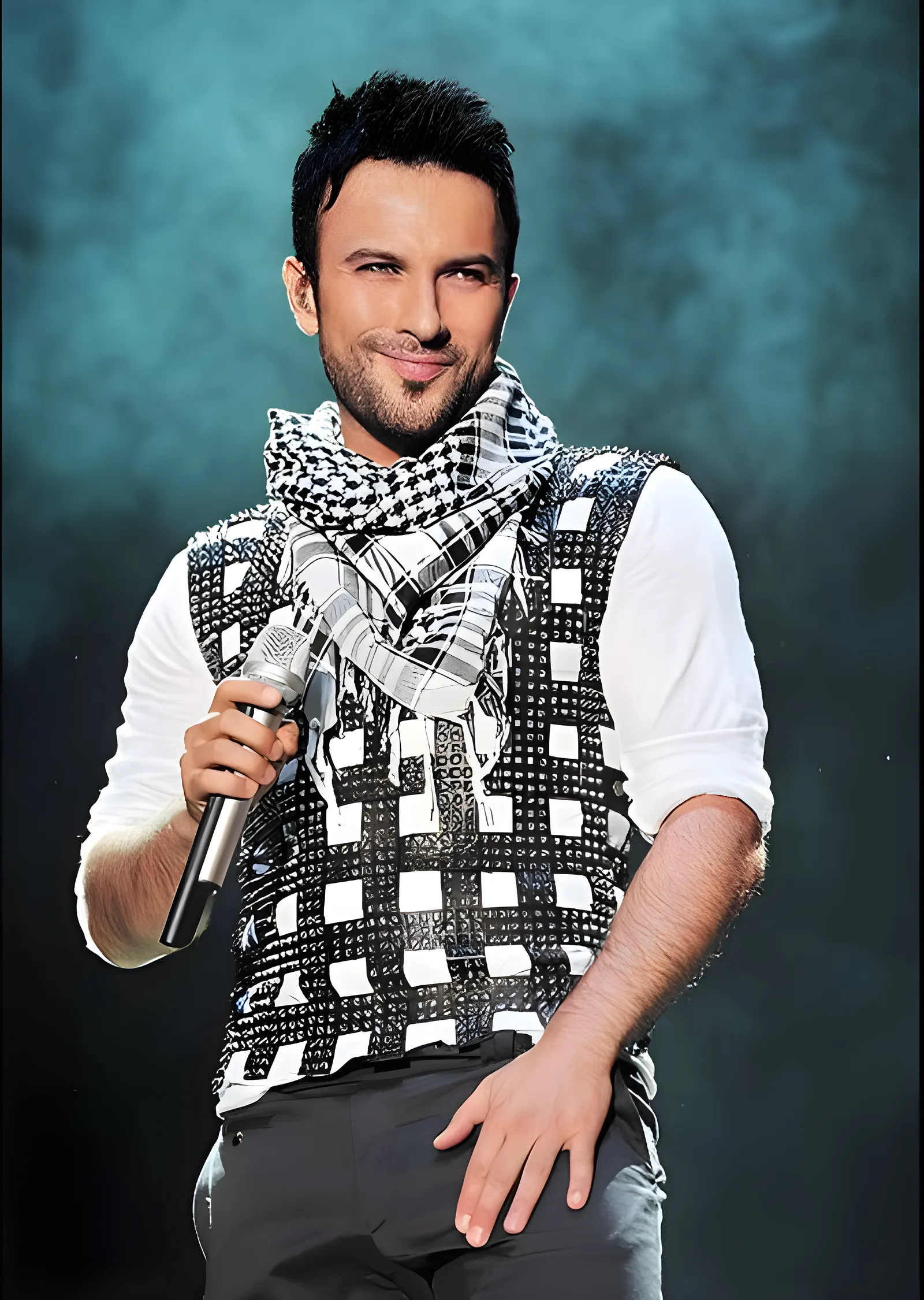 Tarkan Poşulu Sahne Portresi metal tablo