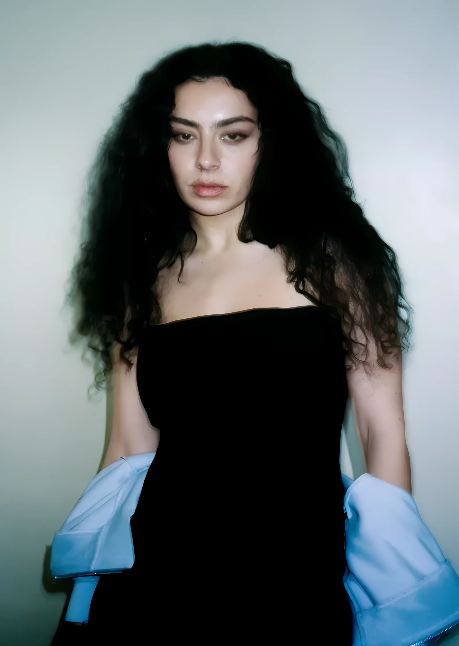 Charli XCX: Siyah Elbise metal tablo