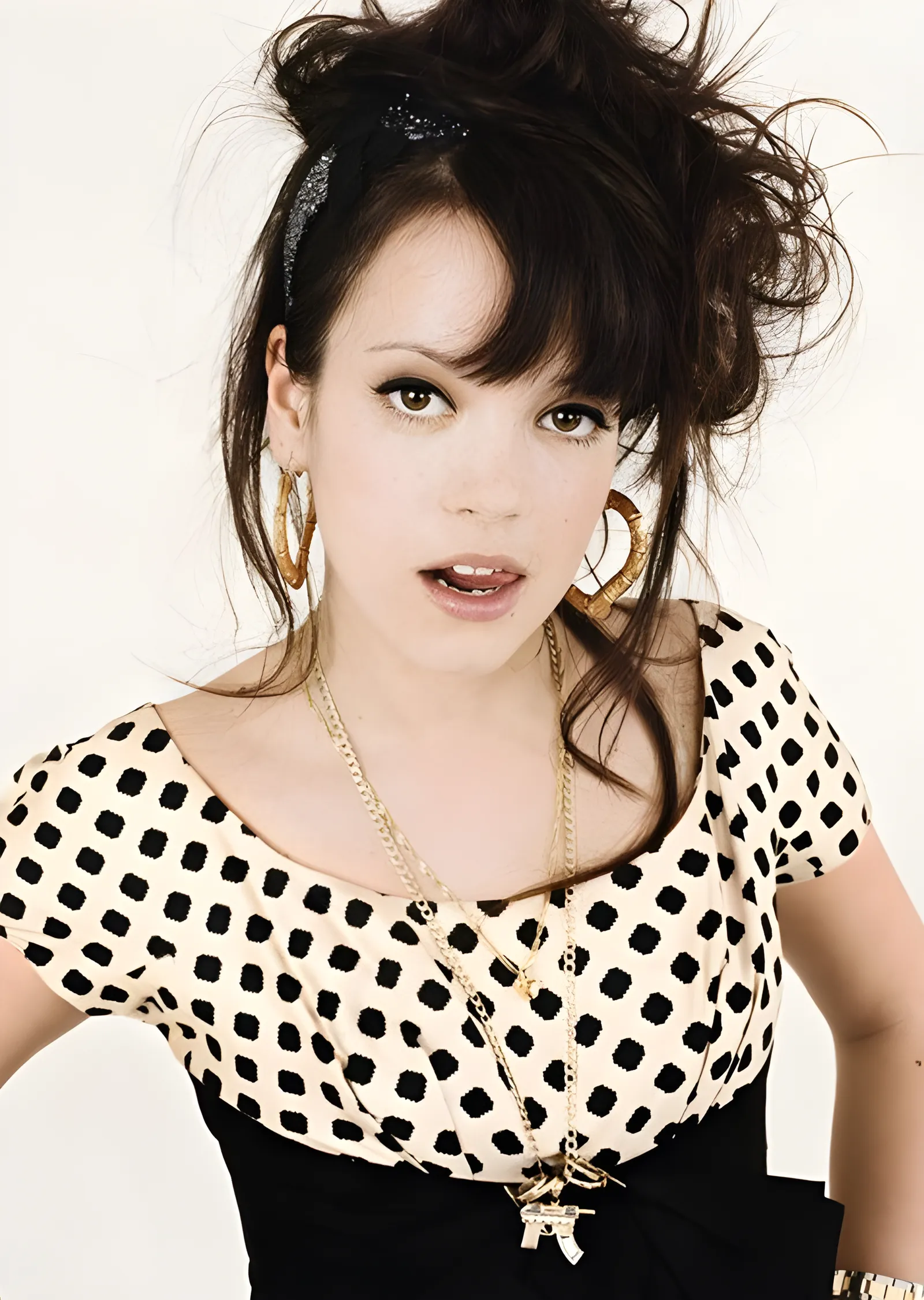 Lily Allen: Puantiyeli Bluz metal tablo