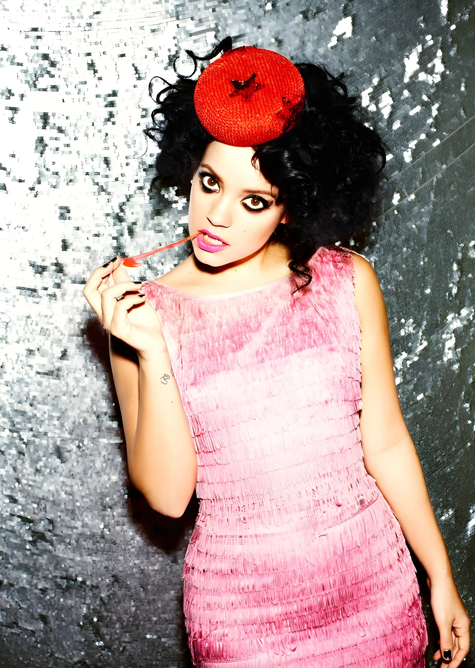 Lily Allen: Pembe Elbise metal tablo