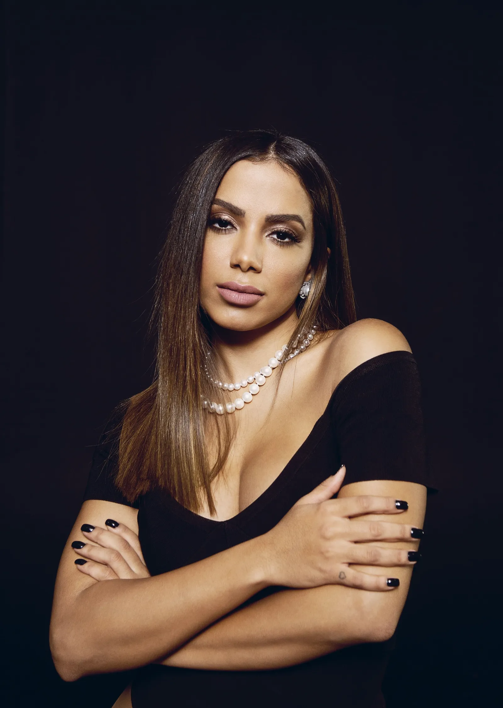 Anitta - Kollarını Kavuşturmuş Portre metal tablo