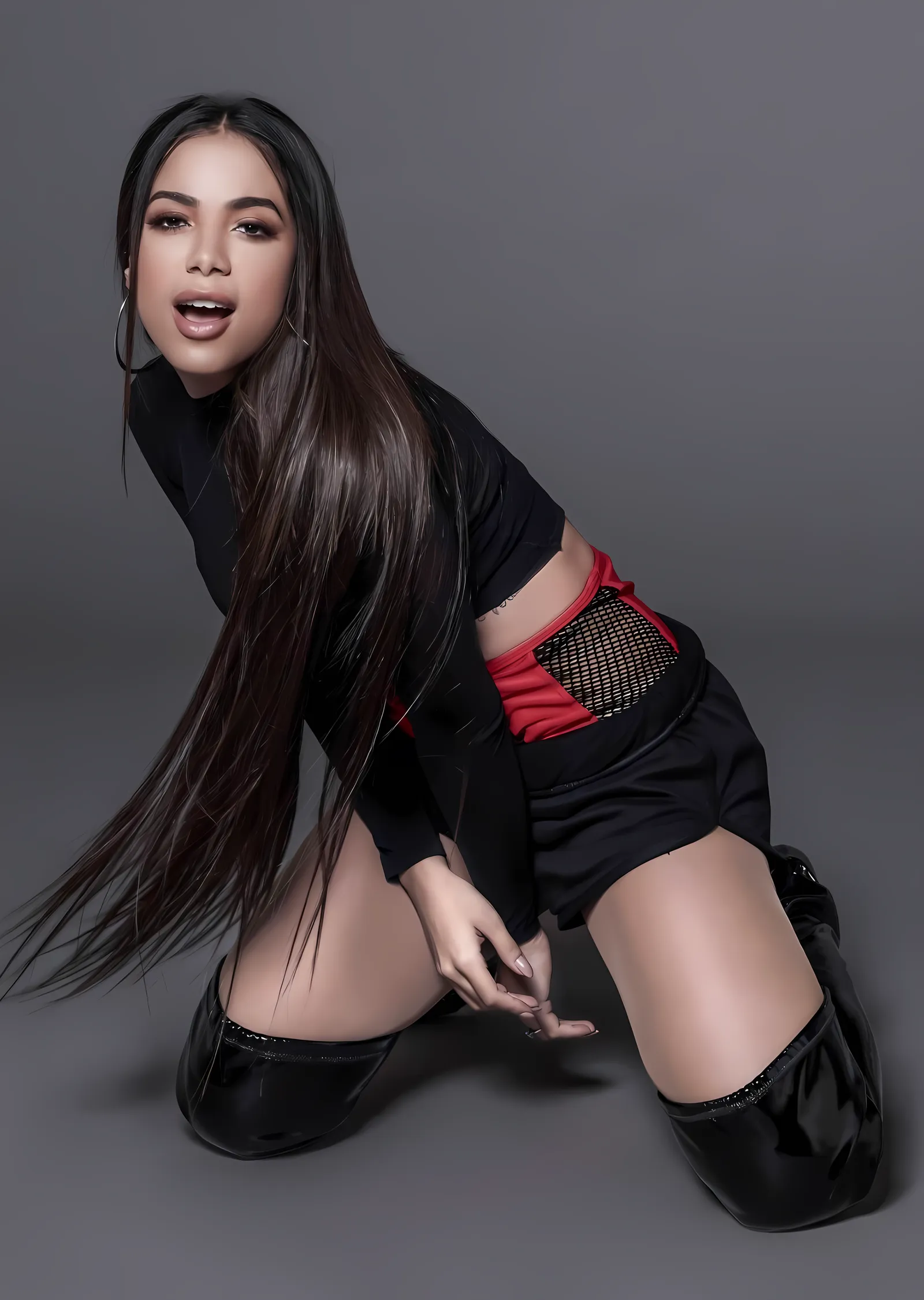 Anitta - Gri Zeminde Diz Çökmüş Poz metal tablo