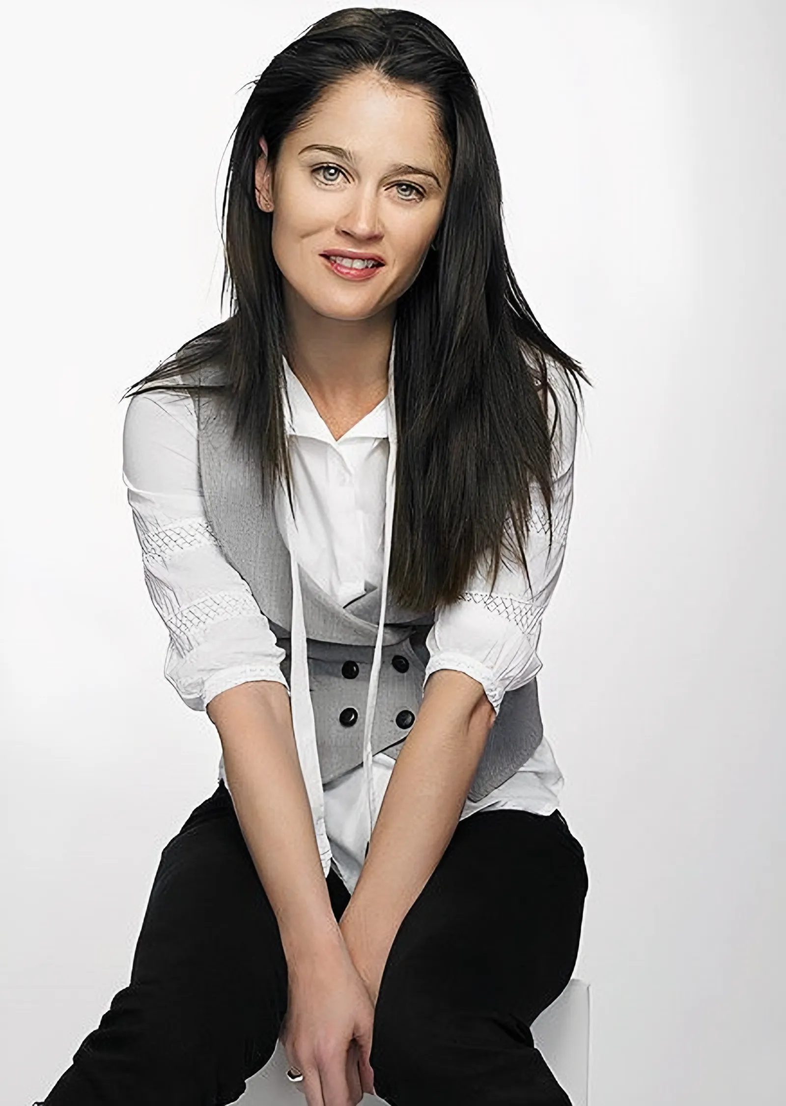 Robin Tunney: Beyaz Zeminde Oturuş metal tablo