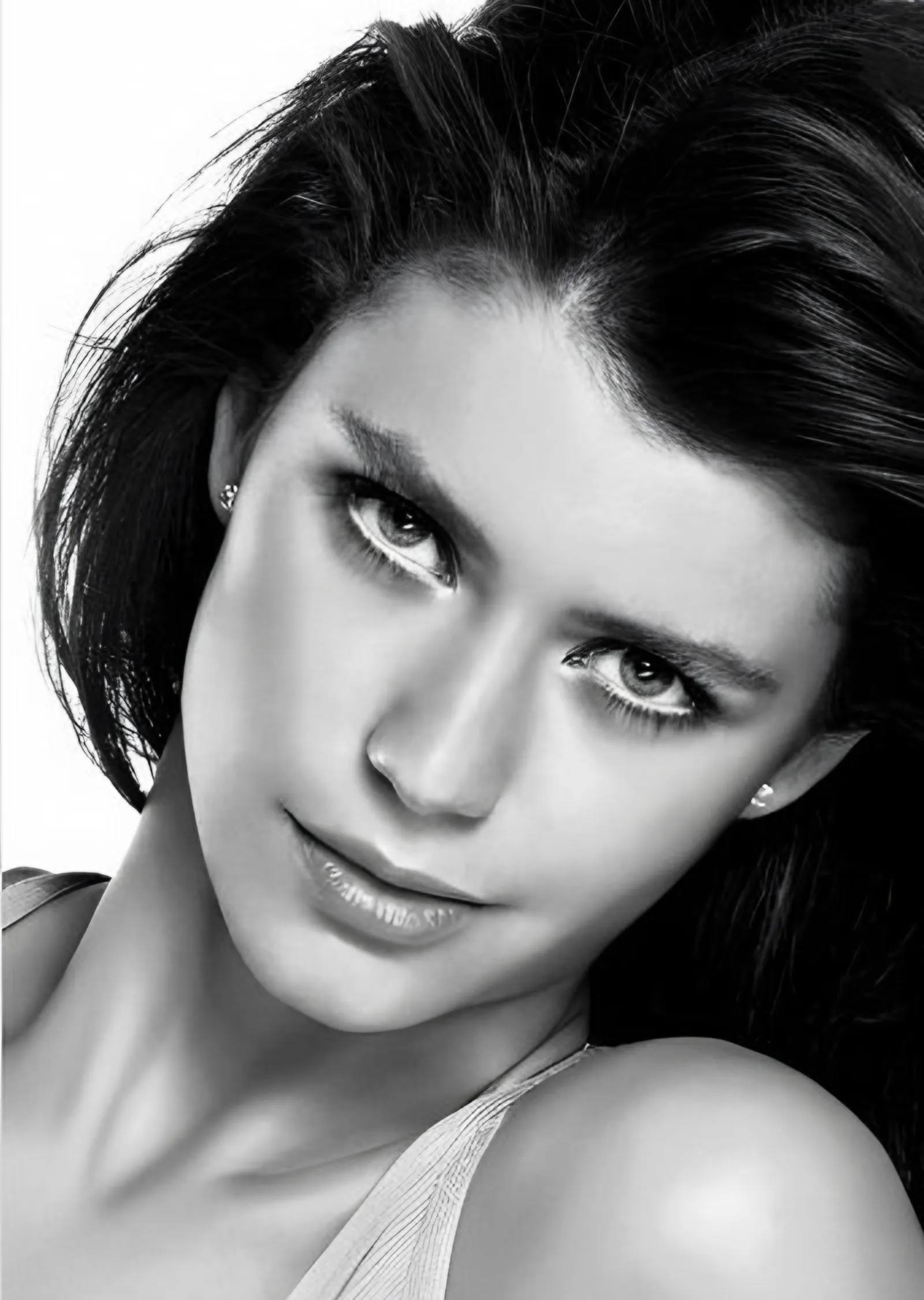 Beren Saat - Kısa Saçlı Portre metal tablo