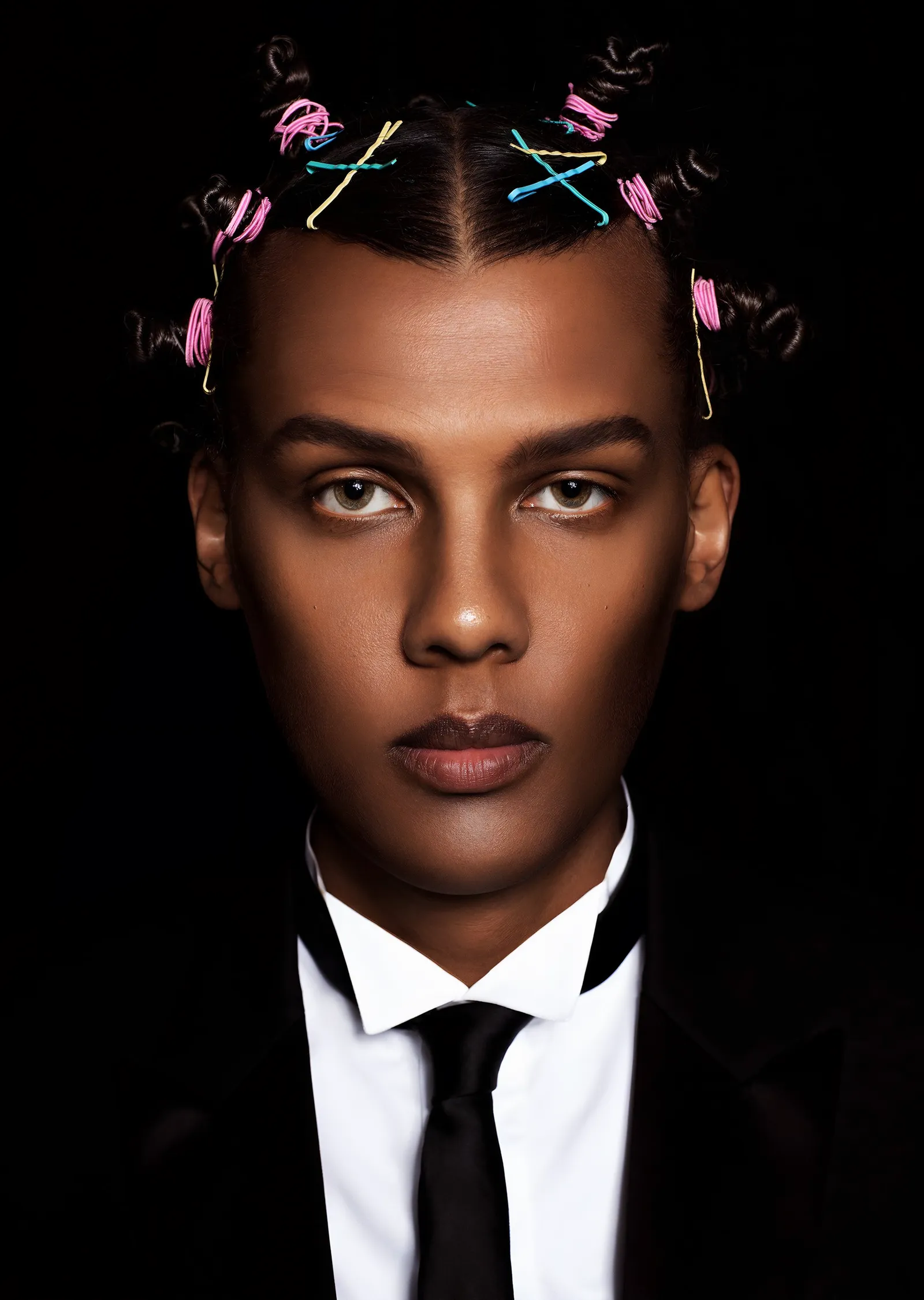 Stromae - Tokalı Saç Portresi metal tablo