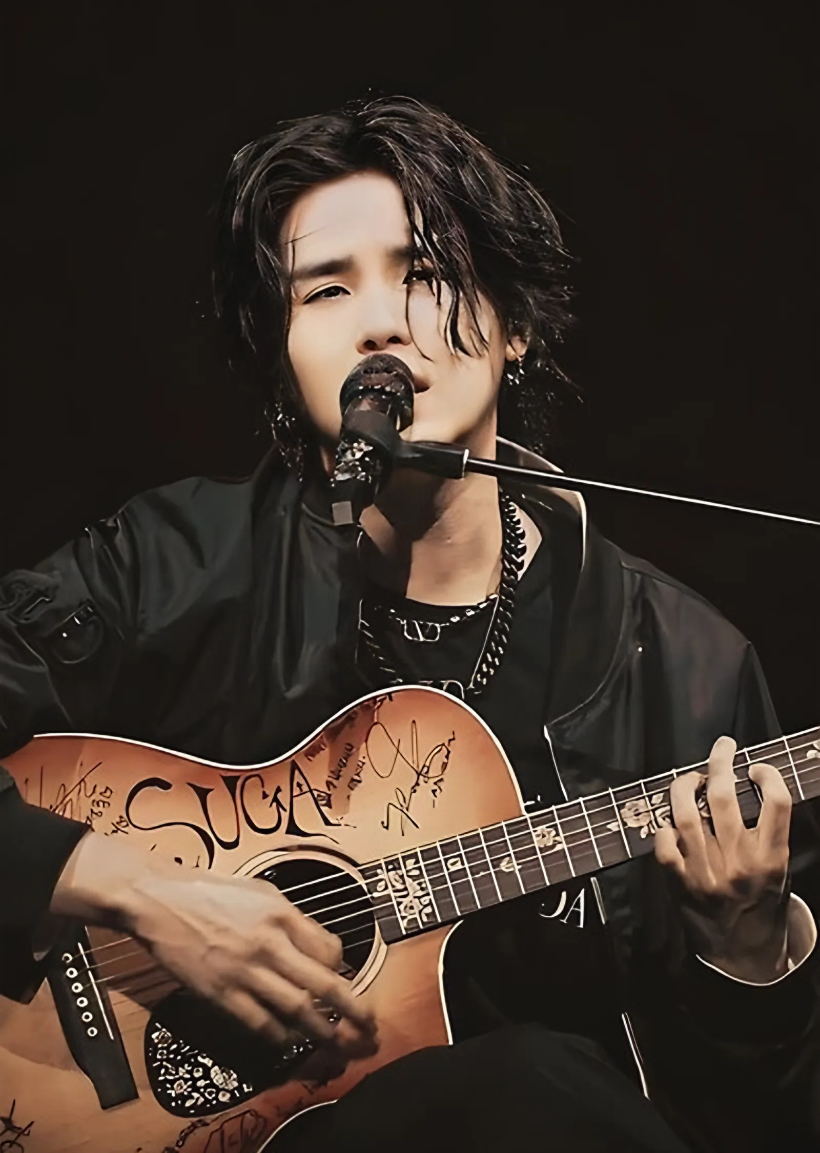Suga - Akustik Gitarla Sahne metal tablo