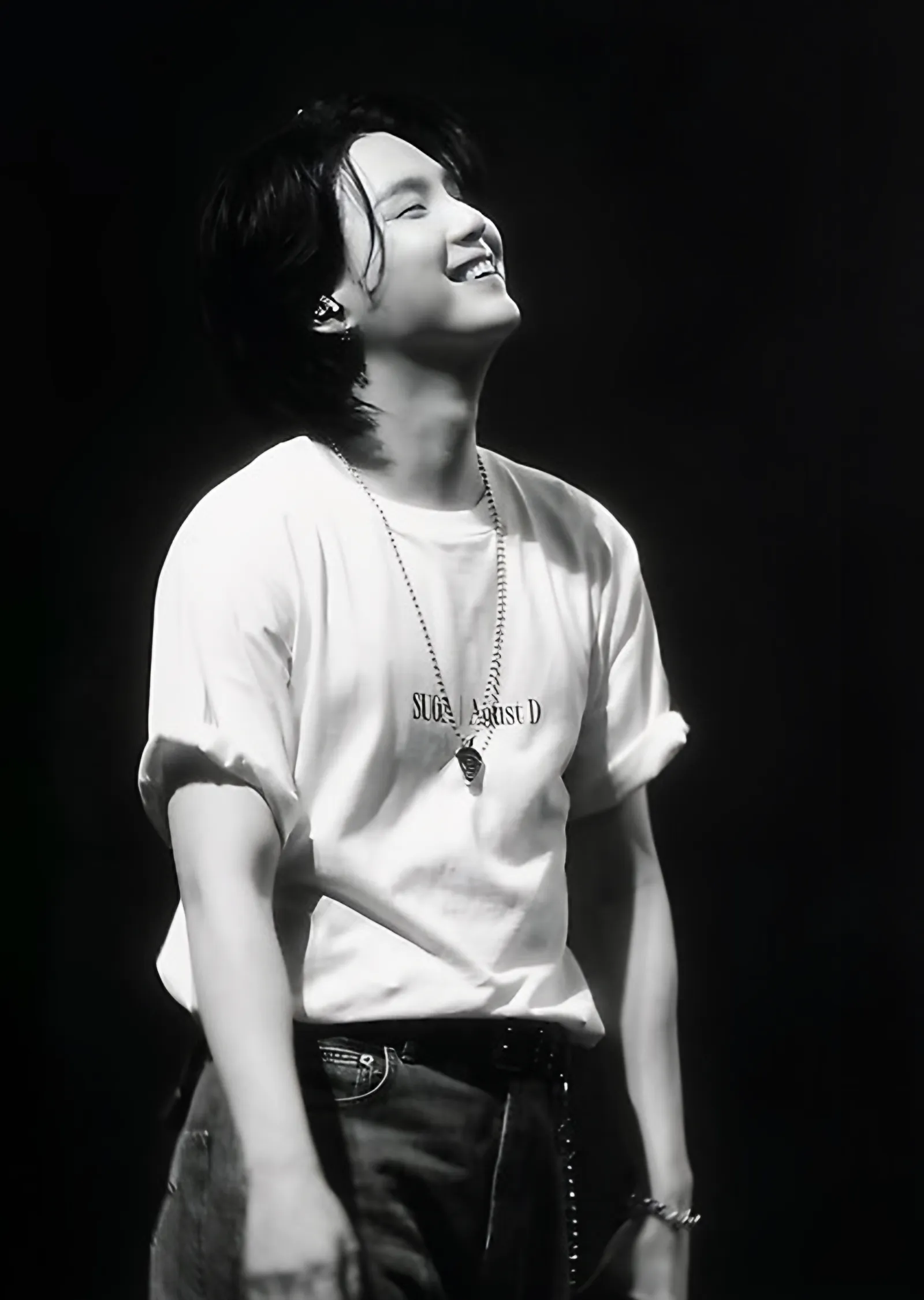 Suga - Sahne Arkası Siyah Beyaz metal tablo