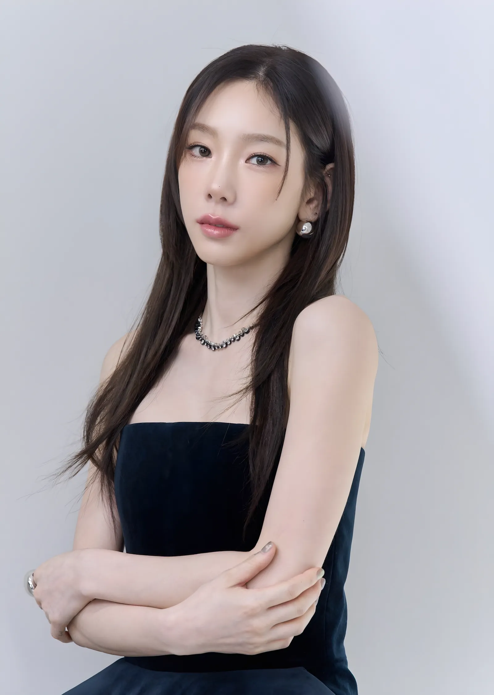Taeyeon - Siyah Elbiseli Portre metal tablo