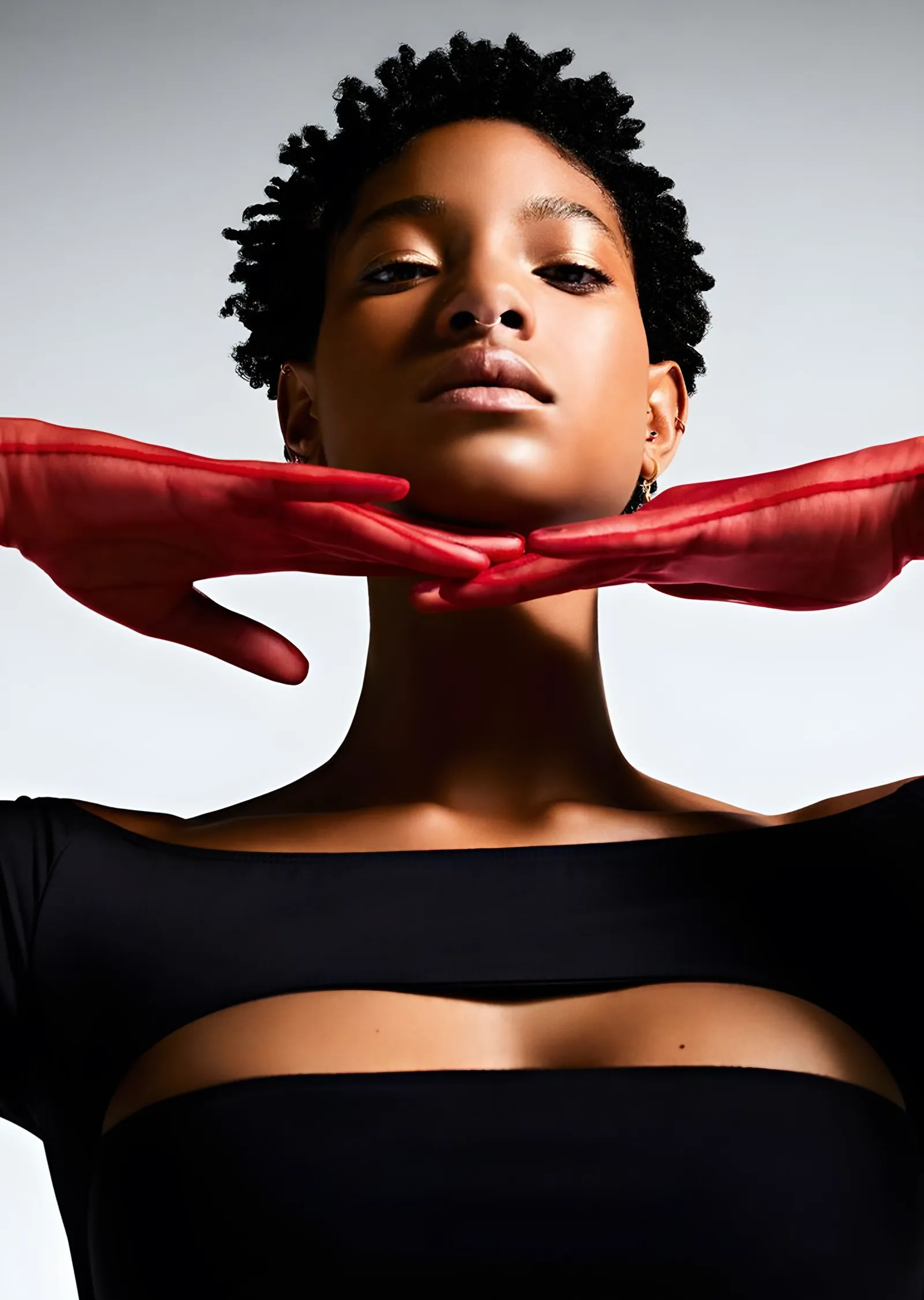 Willow Smith - Kırmızı Eldivenli Portre metal tablo