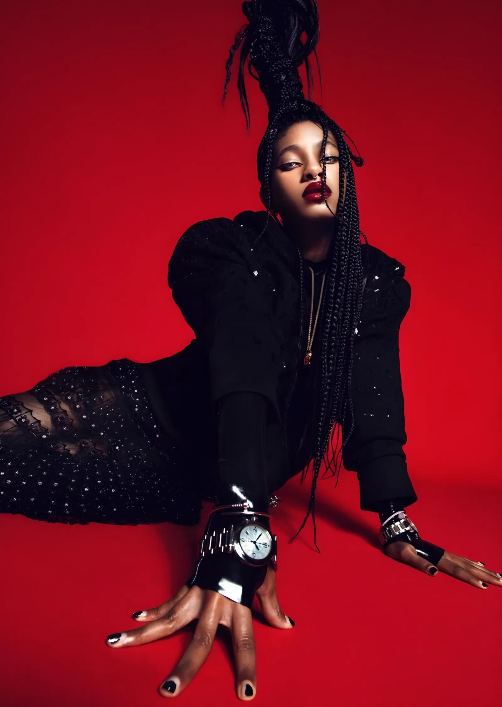 Willow Smith - Kırmızı Zeminde Poz metal tablo